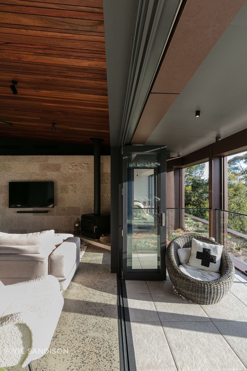 The stepless transition to outside connects the two spaces seamlessly.