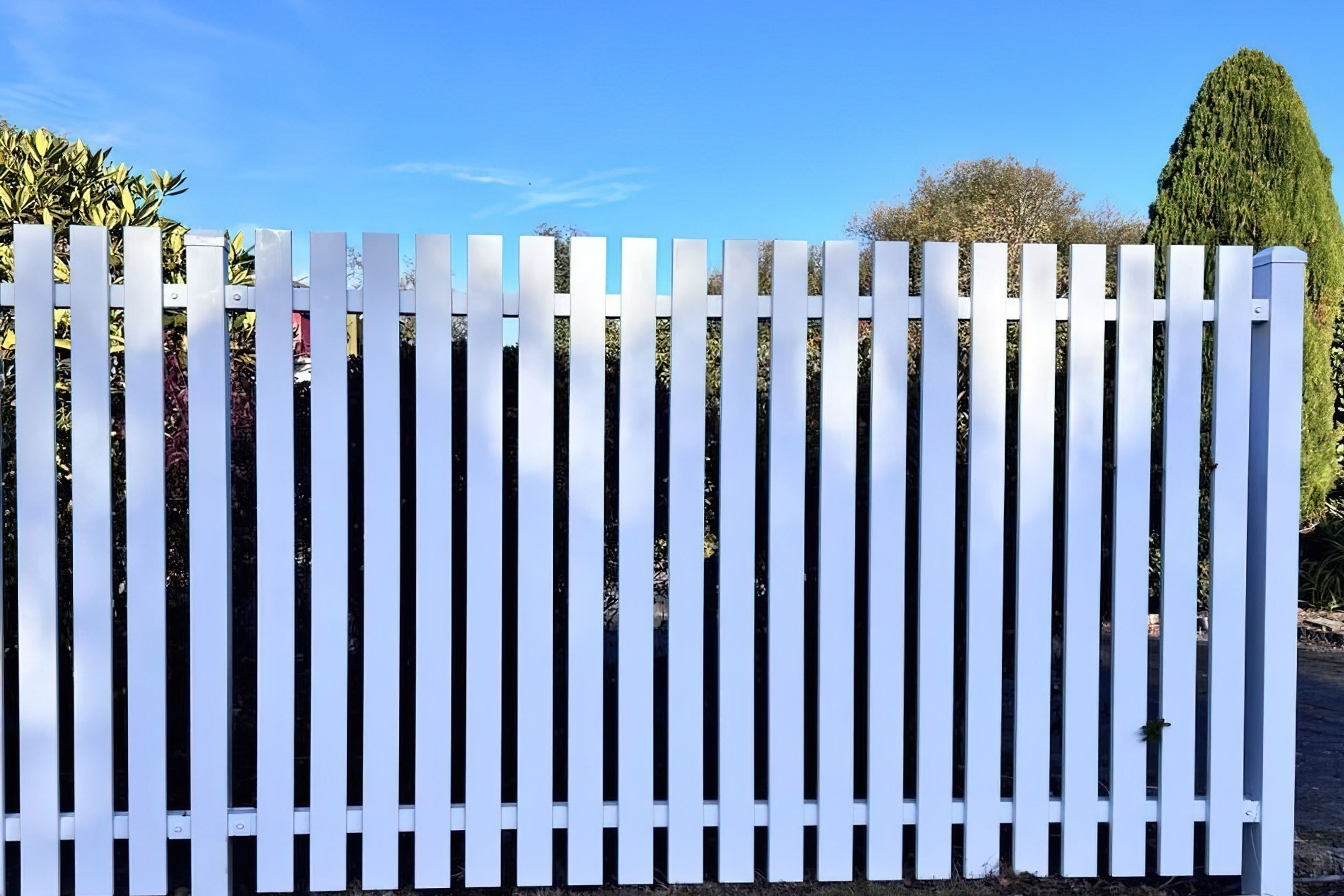 makosolutionsaluminiumwhitepicketfencepanel-1.jpg