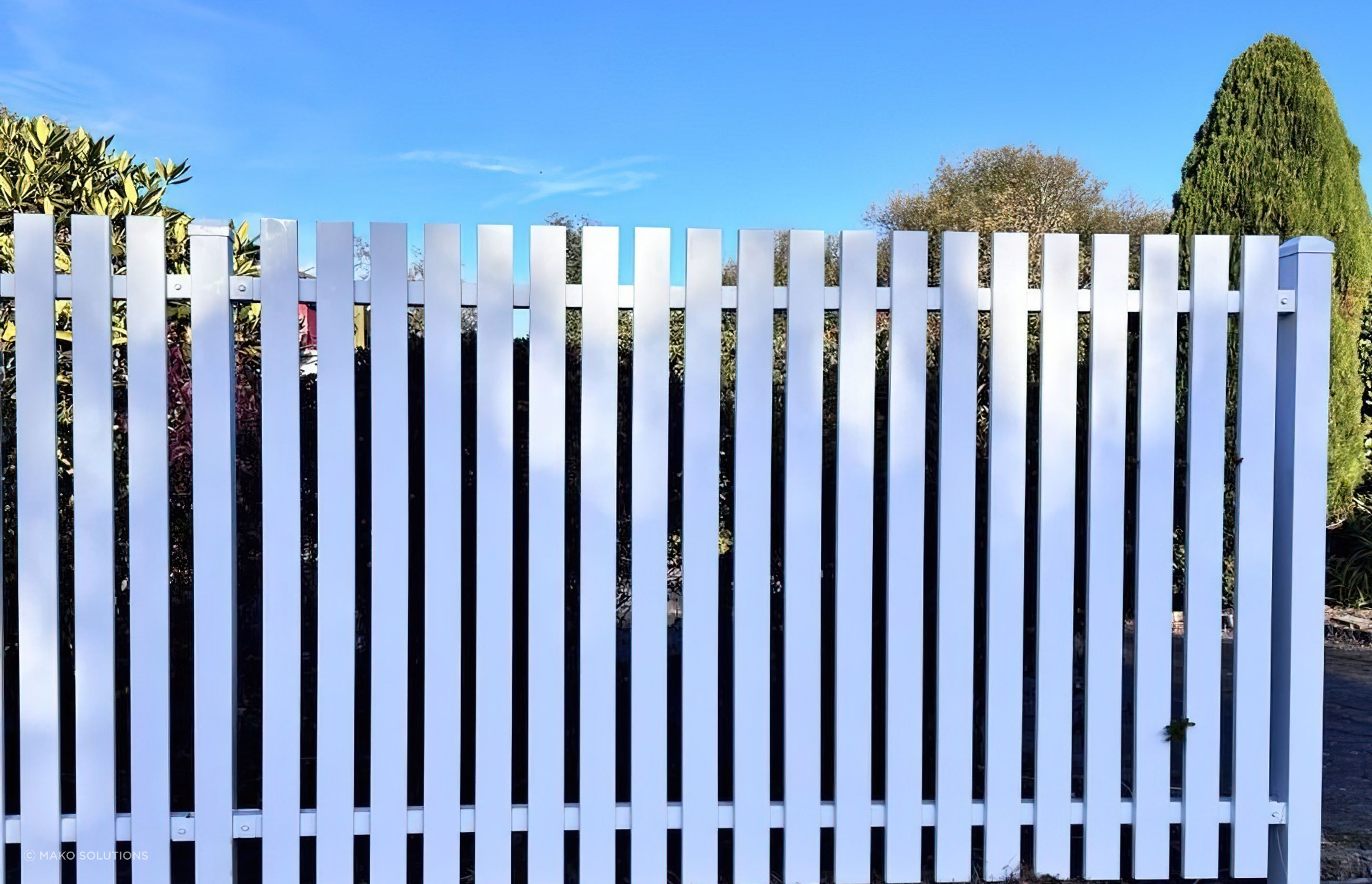 makosolutionsaluminiumwhitepicketfencepanel-1.jpg