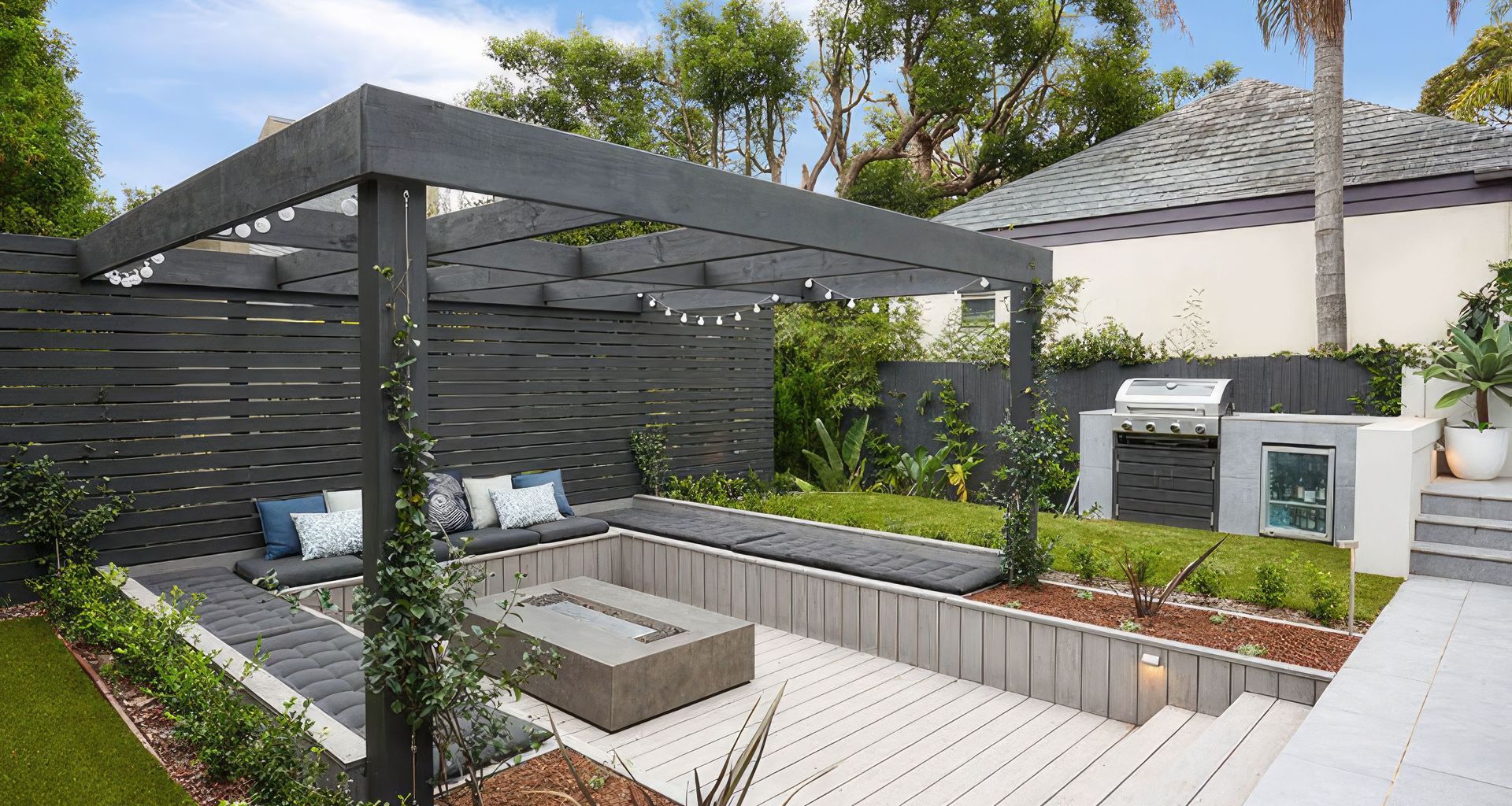 Hopetoun Ave | Exterior banner