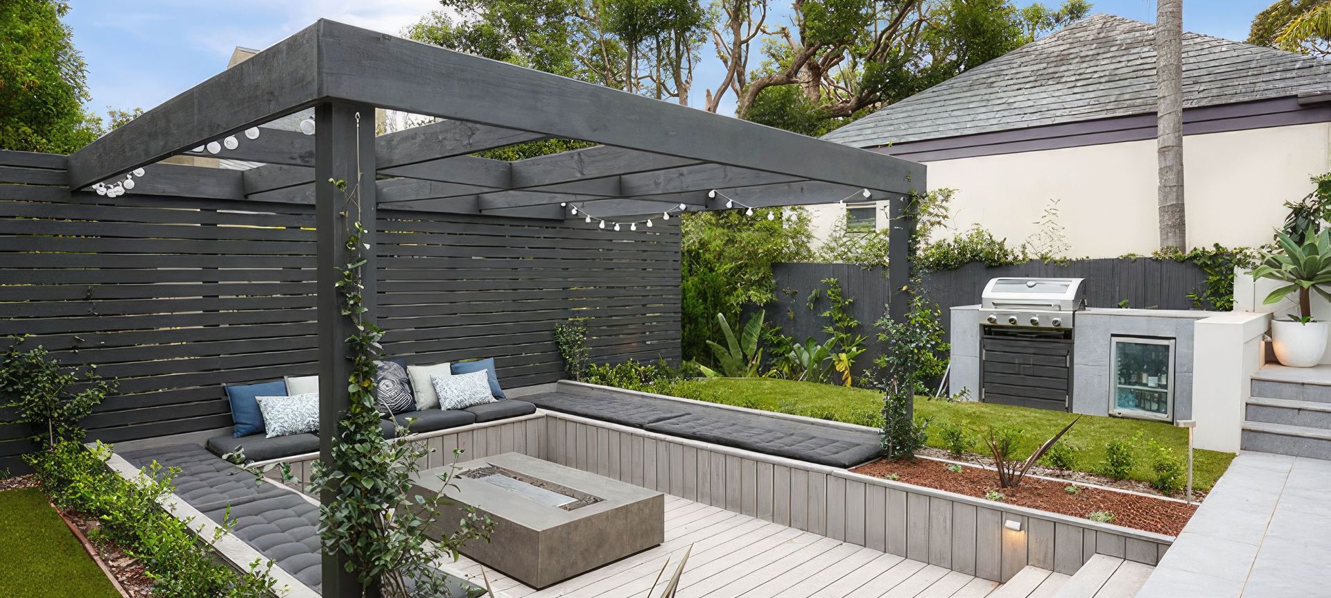 Hopetoun Ave | Exterior banner