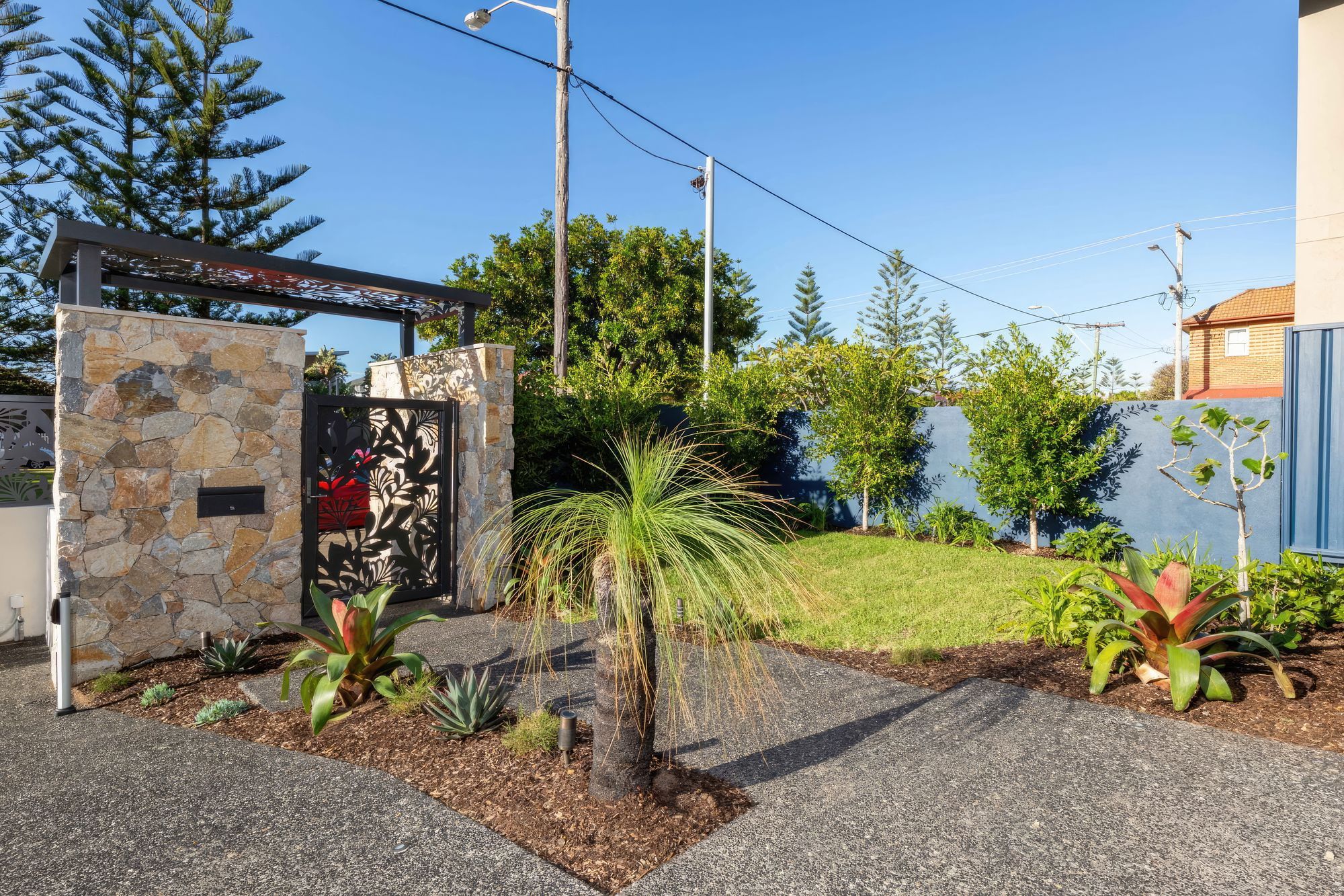 upBar-Beach-Urban-Oasis-Stone-wall-entry-with-laser-cut-metal-gate-scaled-fix-standard-scale-200x.jpg