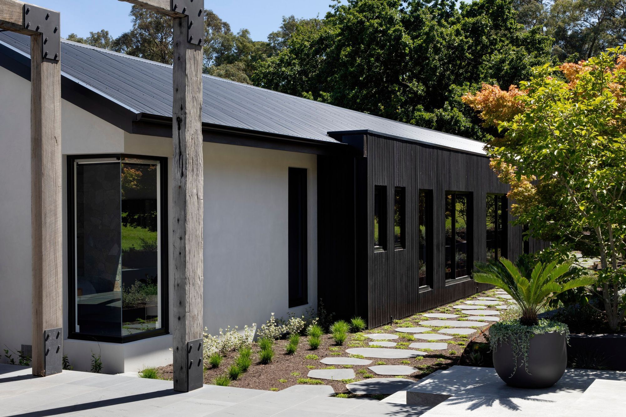 upKirsten-Johnstone-ArchitectureWarrandyte-Sth-HouseTatjana-Plitt0301-fix-standard-scale-050x.jpg