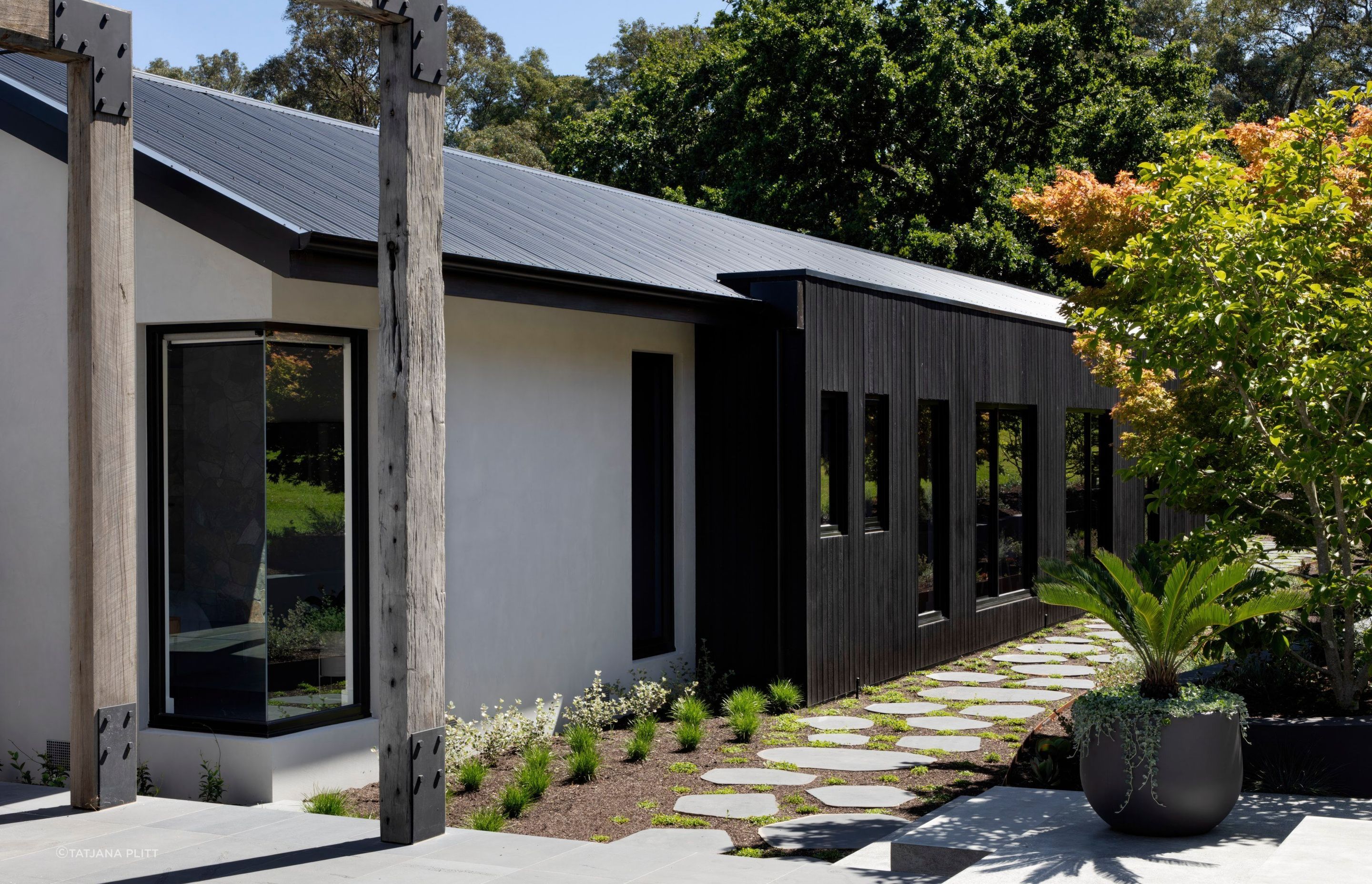 upKirsten-Johnstone-ArchitectureWarrandyte-Sth-HouseTatjana-Plitt0301-fix-standard-scale-050x.jpg