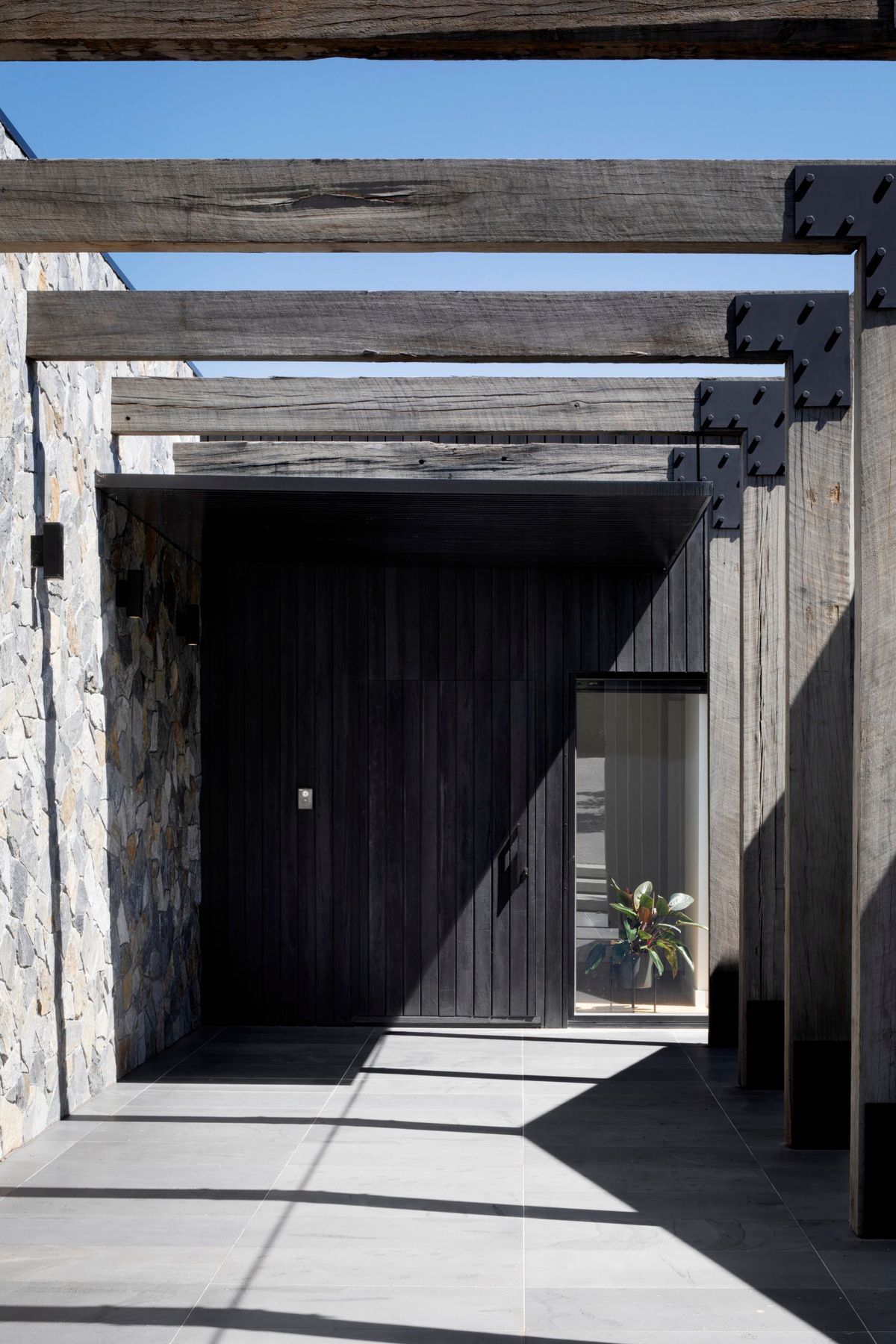 upKirsten-Johnstone-ArchitectureWarrandyte-Sth-HouseTatjana-Plitt0336-fix-standard-scale-050x.jpg