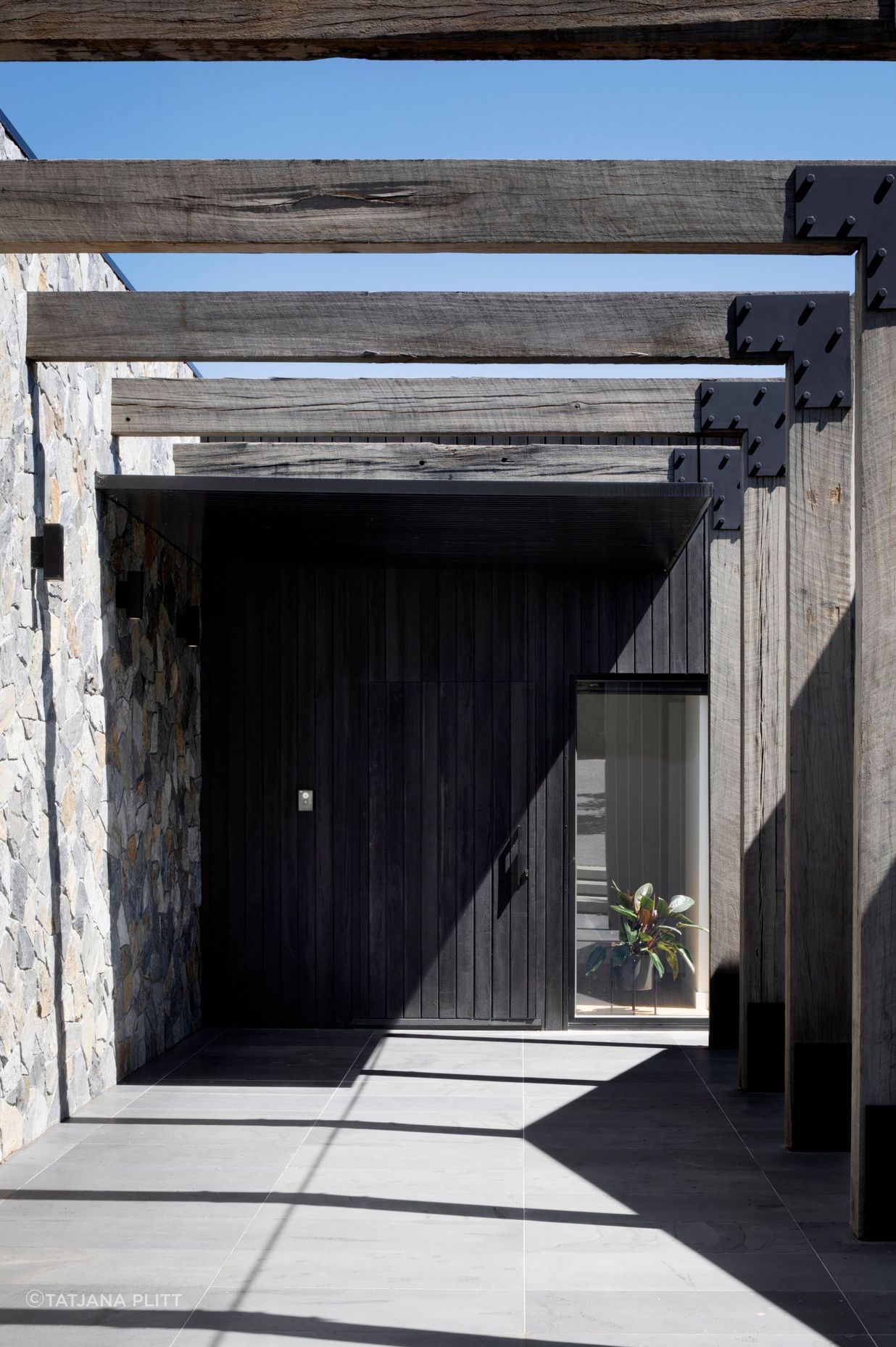 upKirsten-Johnstone-ArchitectureWarrandyte-Sth-HouseTatjana-Plitt0336-fix-standard-scale-050x.jpg