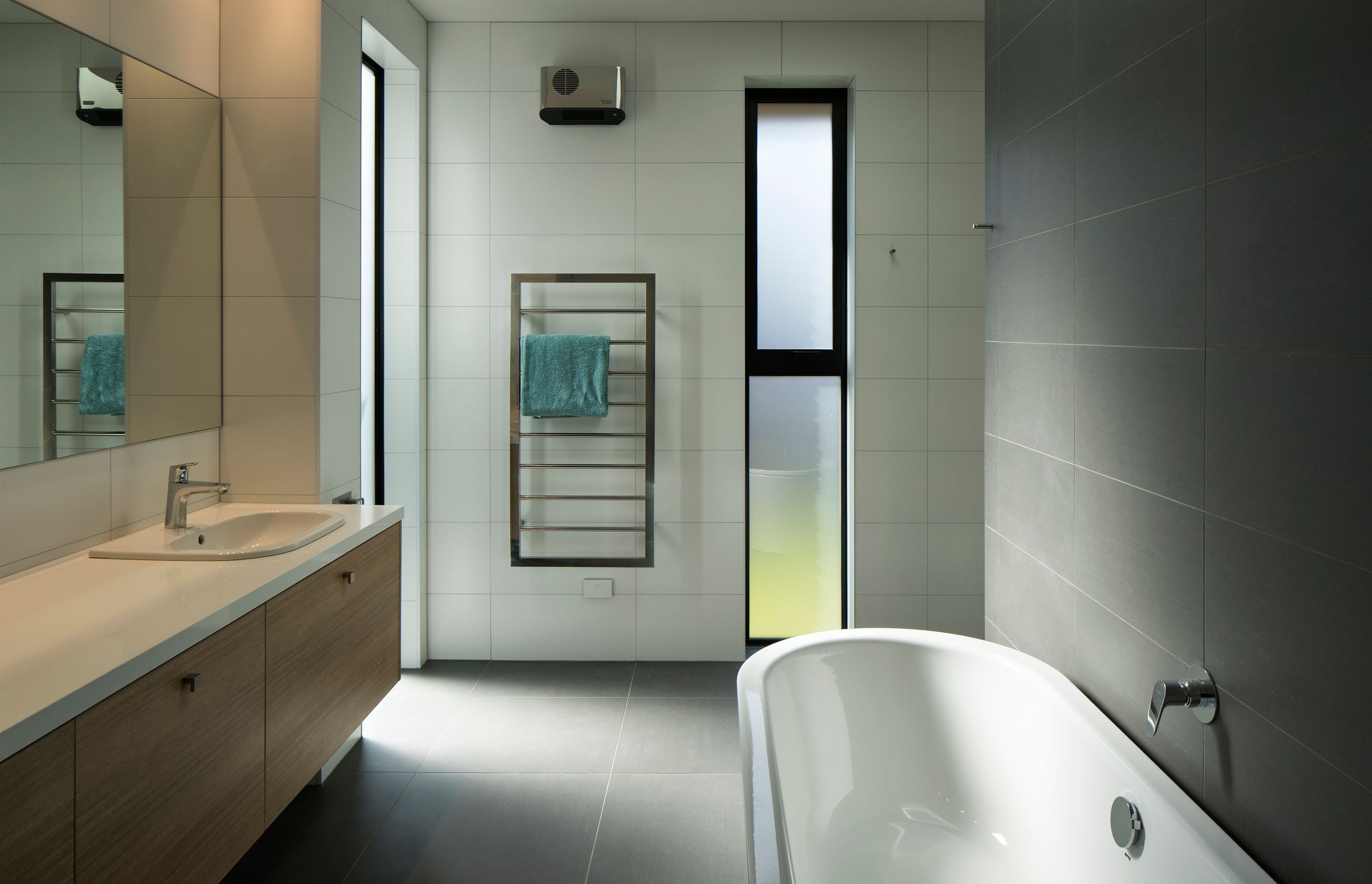 Following the clients' brief for understated spaces, this en suite bathroom combines neutral tones to create a soft and simple aesthetic.