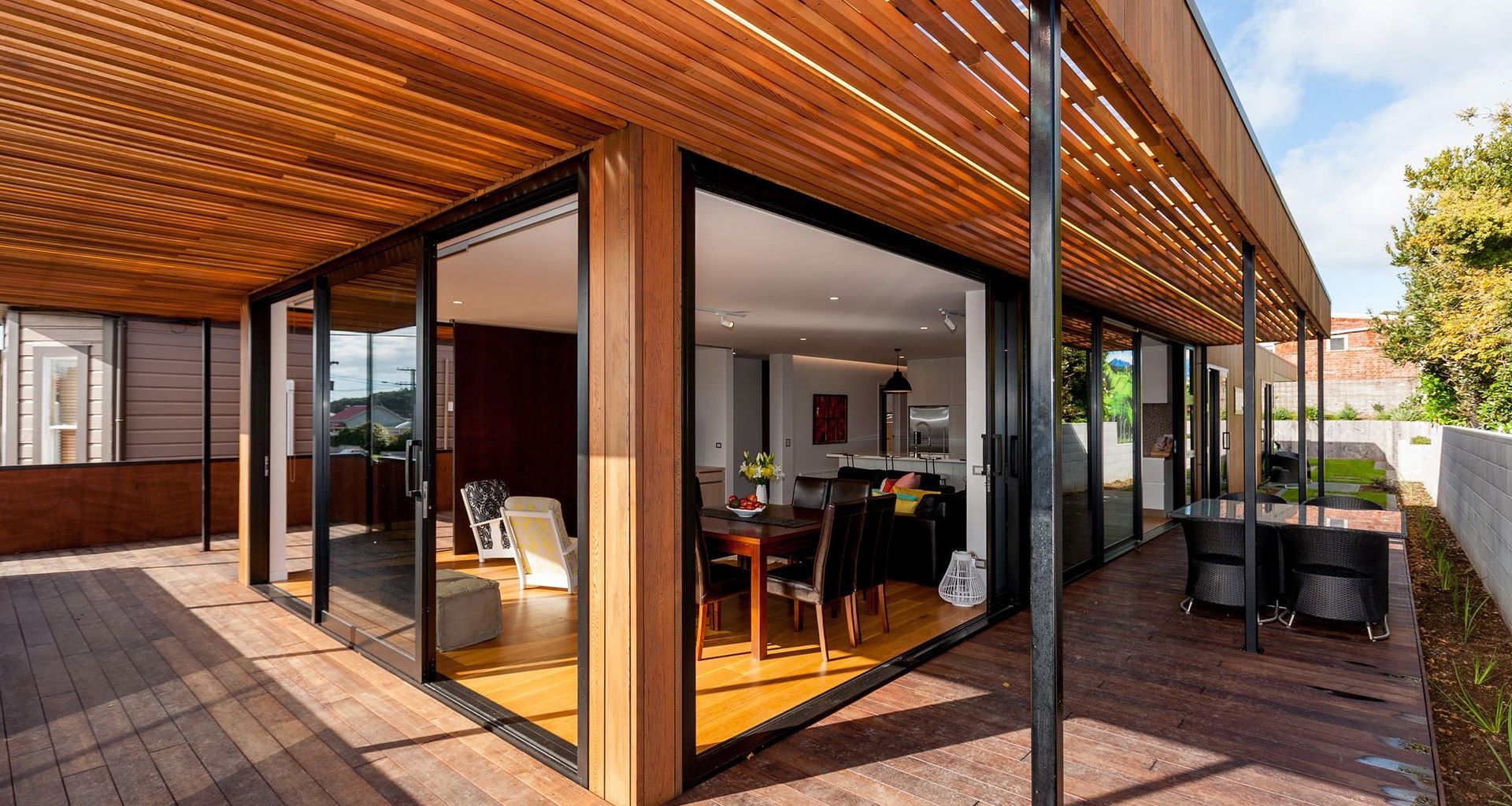 L + D House banner