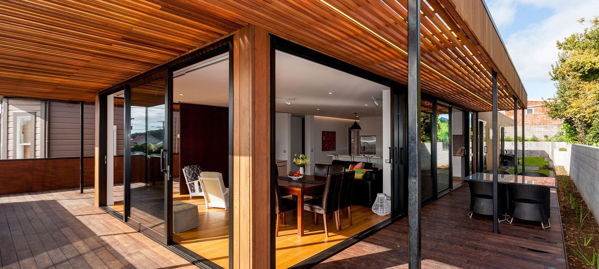 L + D House banner