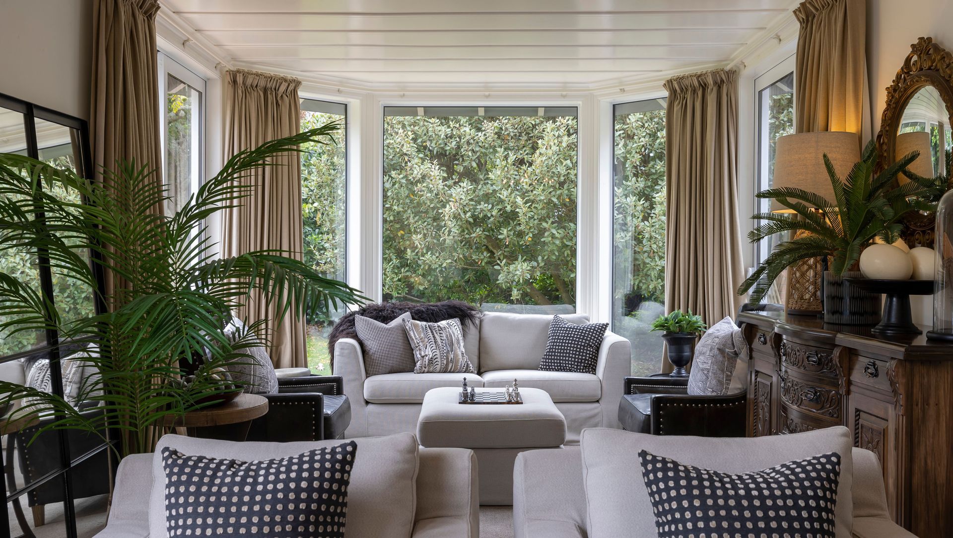 Plantation Style Villa - Auckland banner