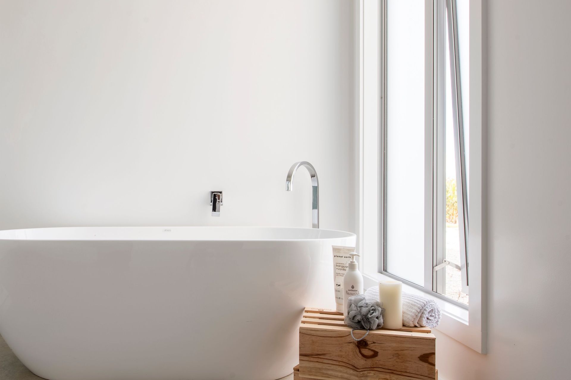 Again, simplicity reigns in the bathroom with its monochromatic colour scheme and clean-lined fittings.