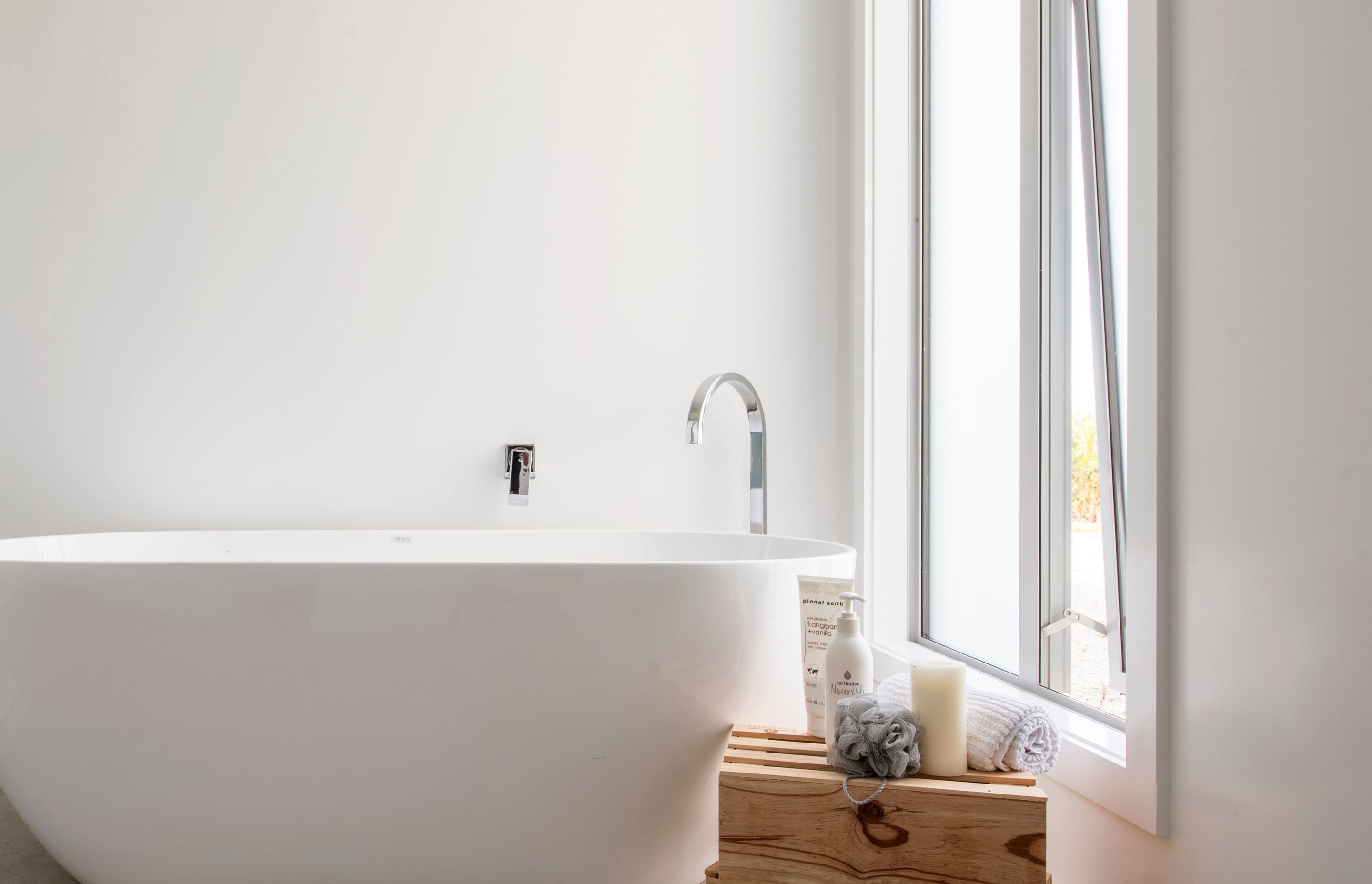Again, simplicity reigns in the bathroom with its monochromatic colour scheme and clean-lined fittings.