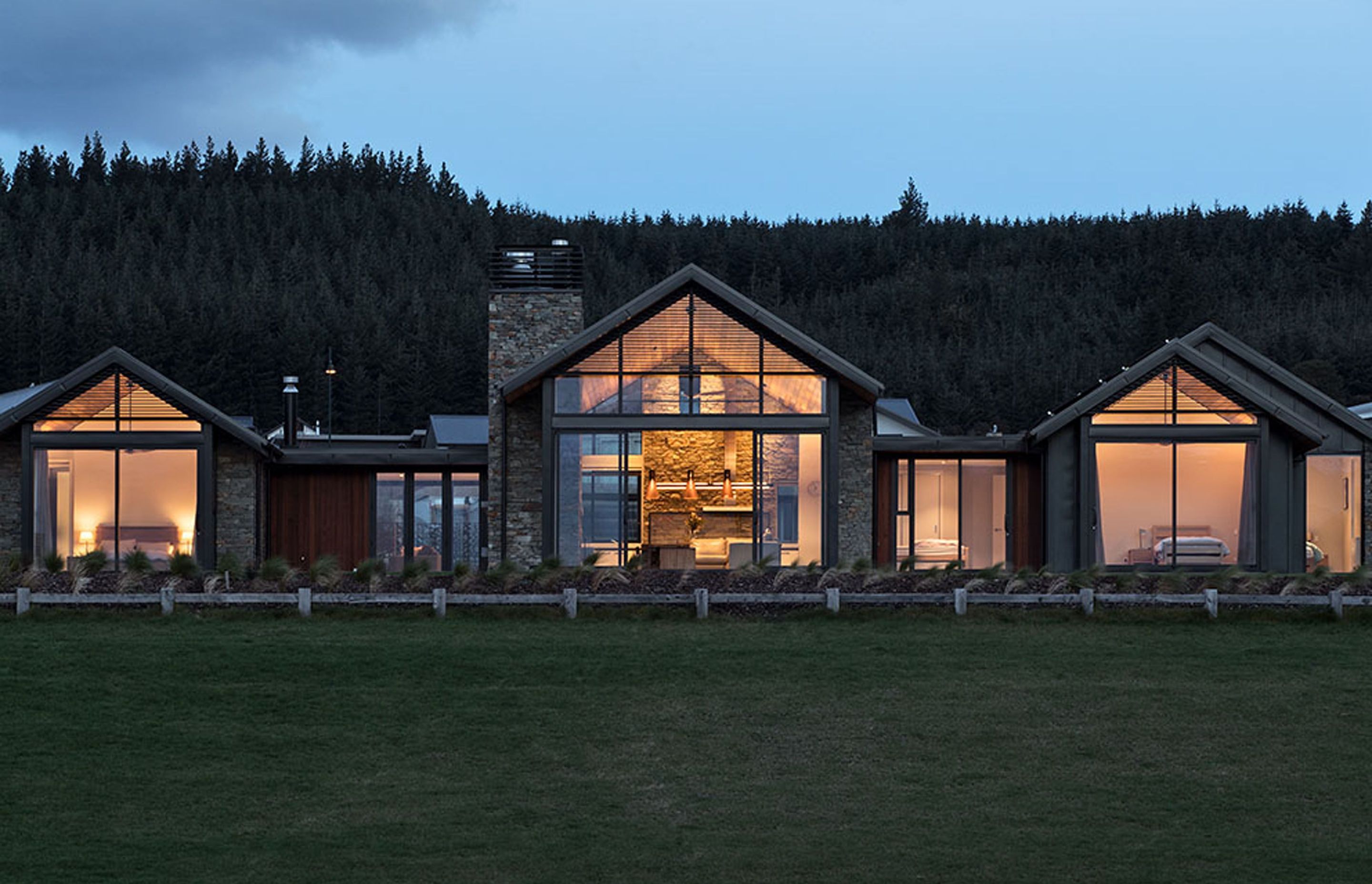 Spreading lengthwise across the site, the house has been oriented to capture as many lake and mountain vistas as possible.