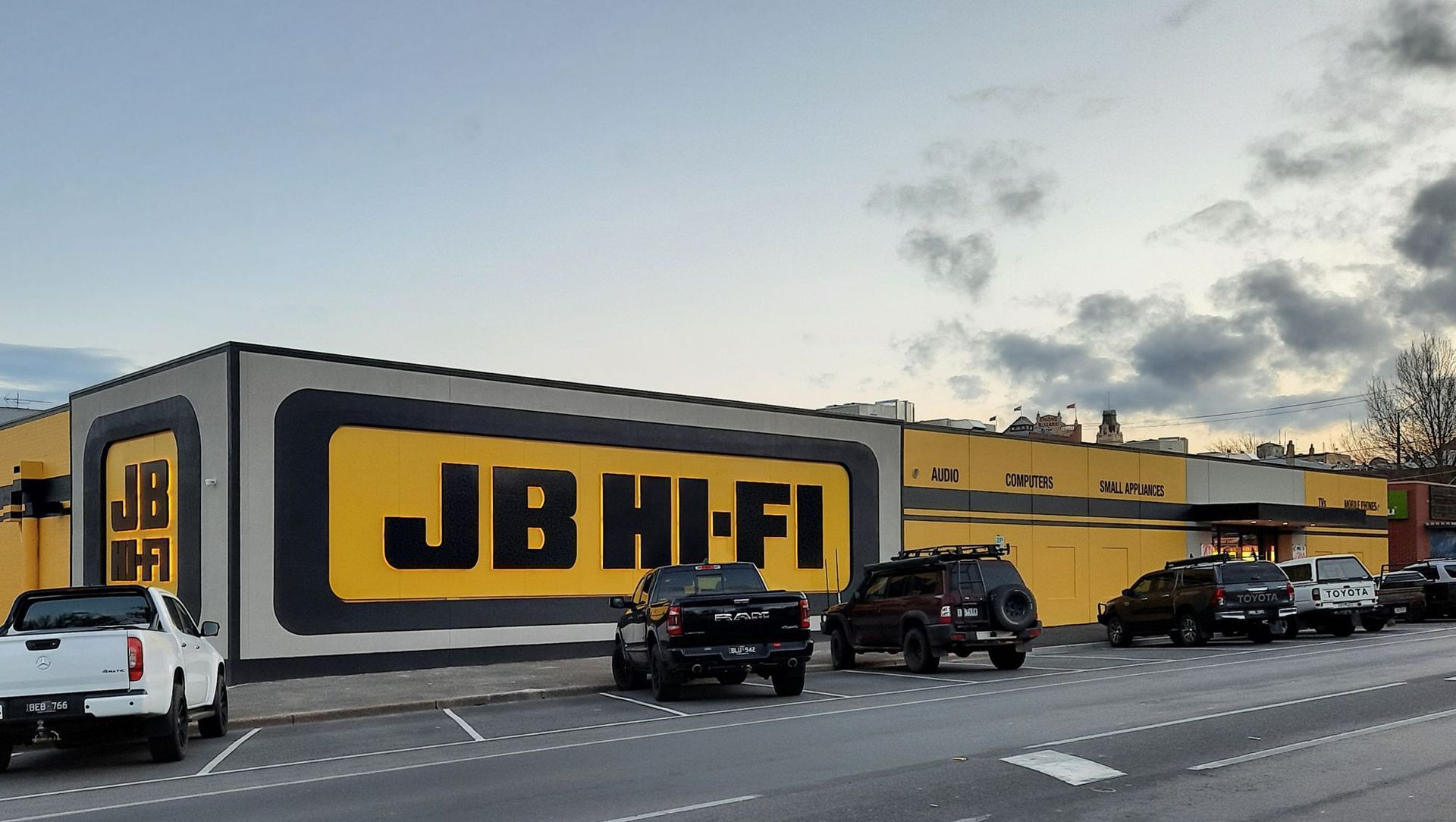 JB HiFi banner