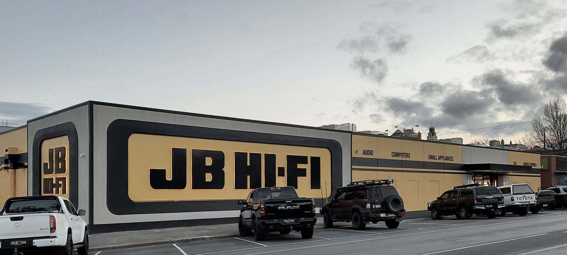 JB HiFi banner