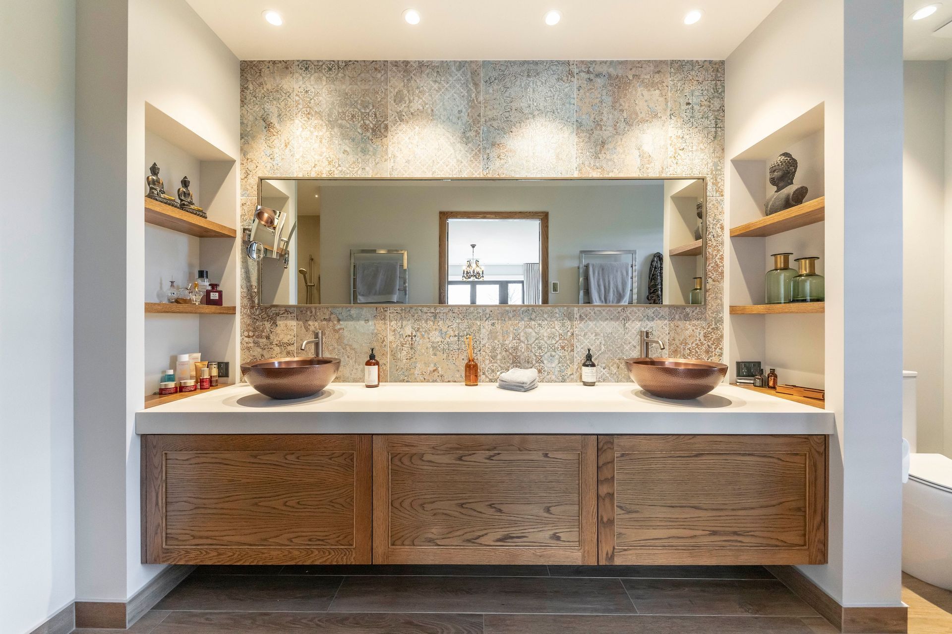 The theme of layering textural elements continues in the main ensuite.