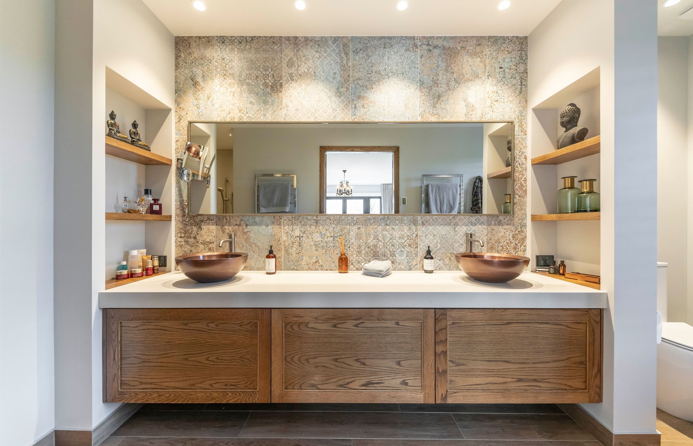 The theme of layering textural elements continues in the main ensuite.