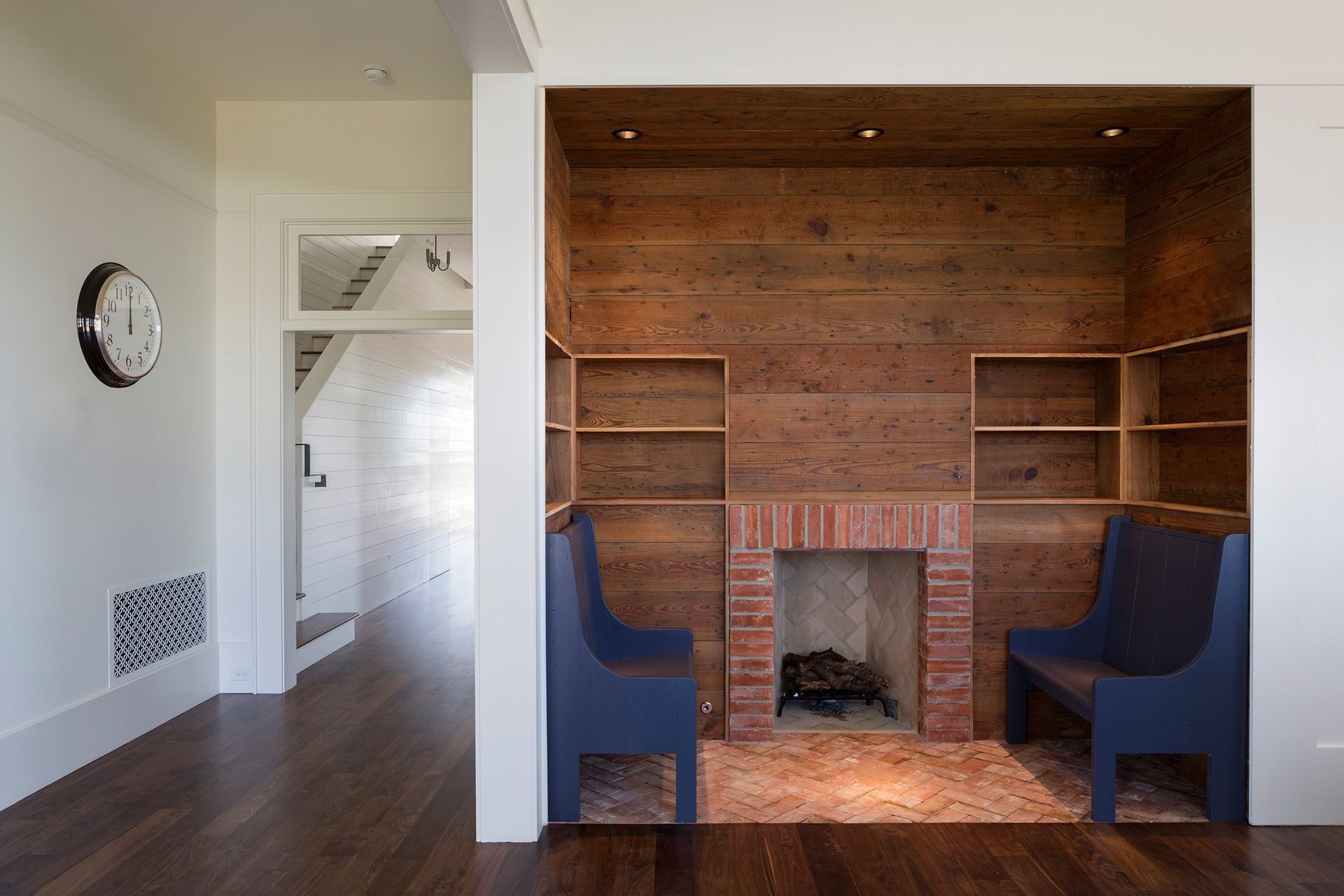 15PendletonFarmCuppettKilpatrickArchitectureandInteriorDesignaustin-tx-modern-home-fireplace-nook-reclaimed-wood.jpg