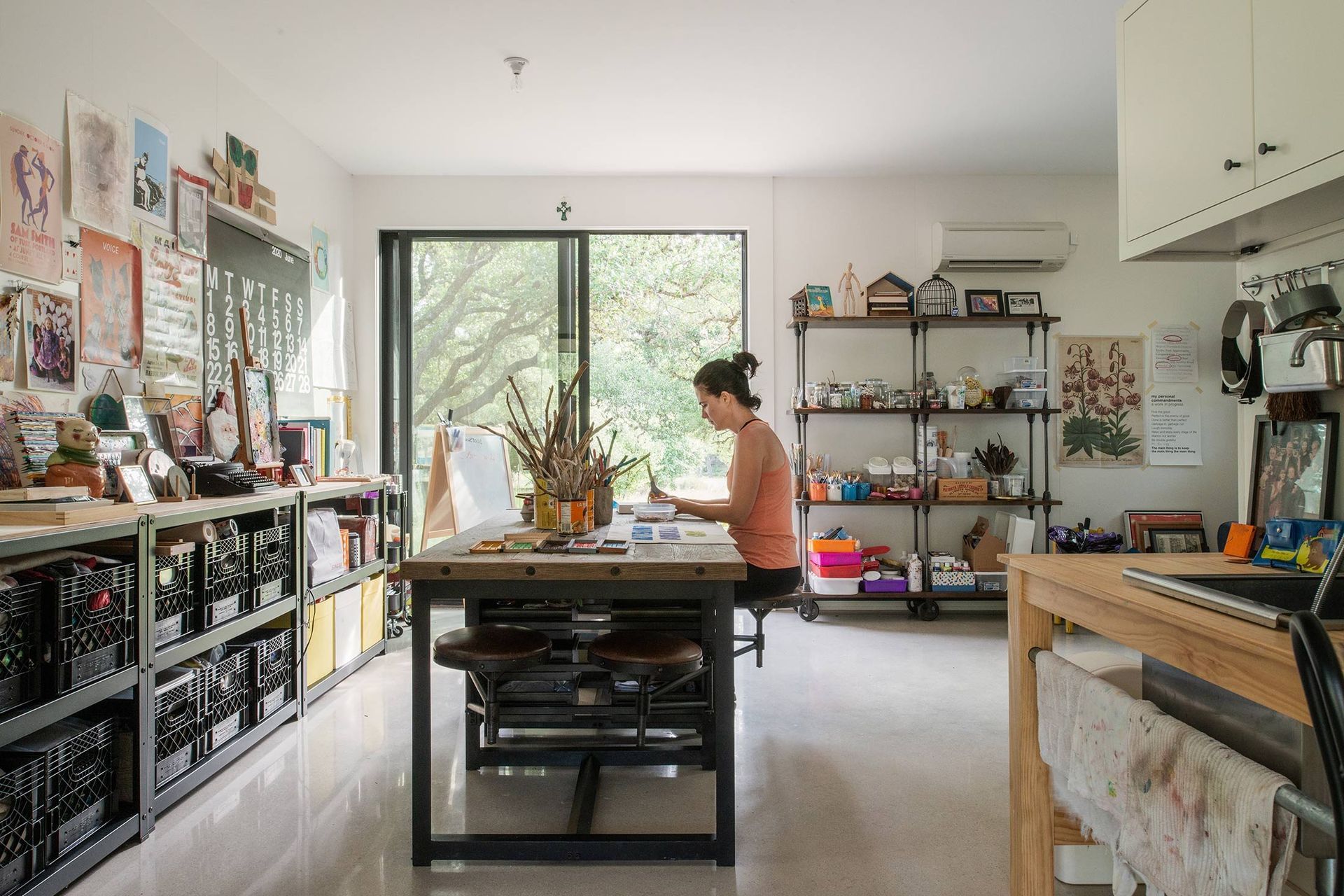 17CampFrioCuppettKilpatrickArchitectureandInteriorDesignartist-workspace-bright-functional-layout.jpg