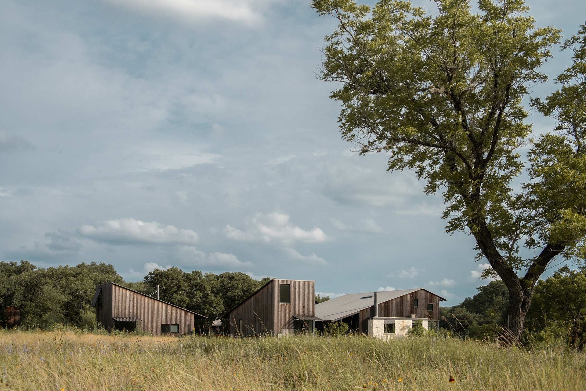 1CampFrioCuppettKilpatrickArchitectureandInteriorDesignidyllic-retreat-modern-pastoral-architecture.jpg