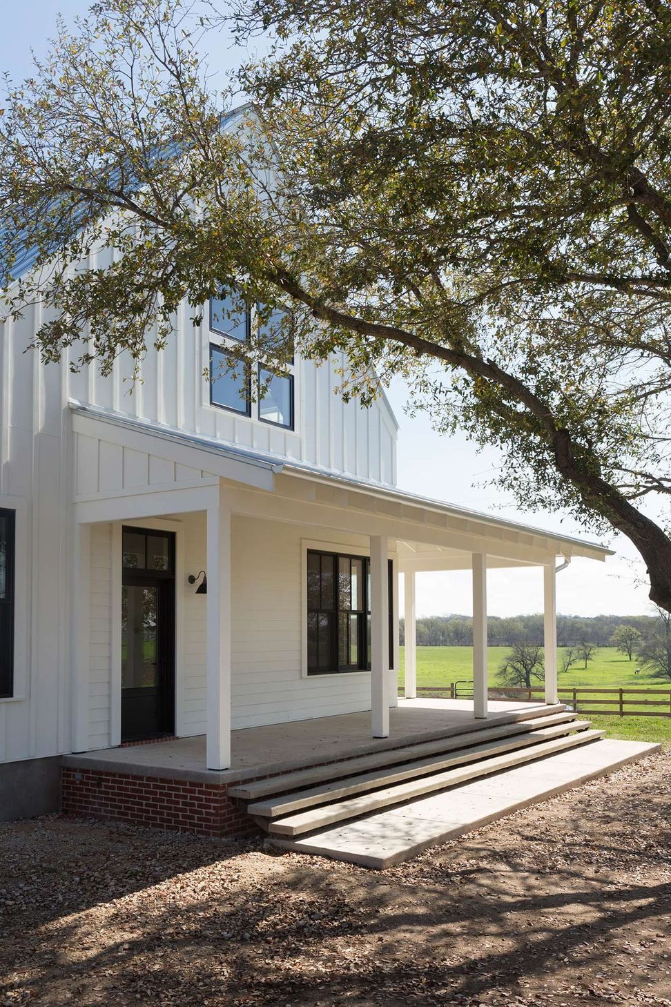9PendletonFarmCuppettKilpatrickArchitectureandInteriorDesignaustin-tx-modern-farmhouse-entryway-porch.jpg