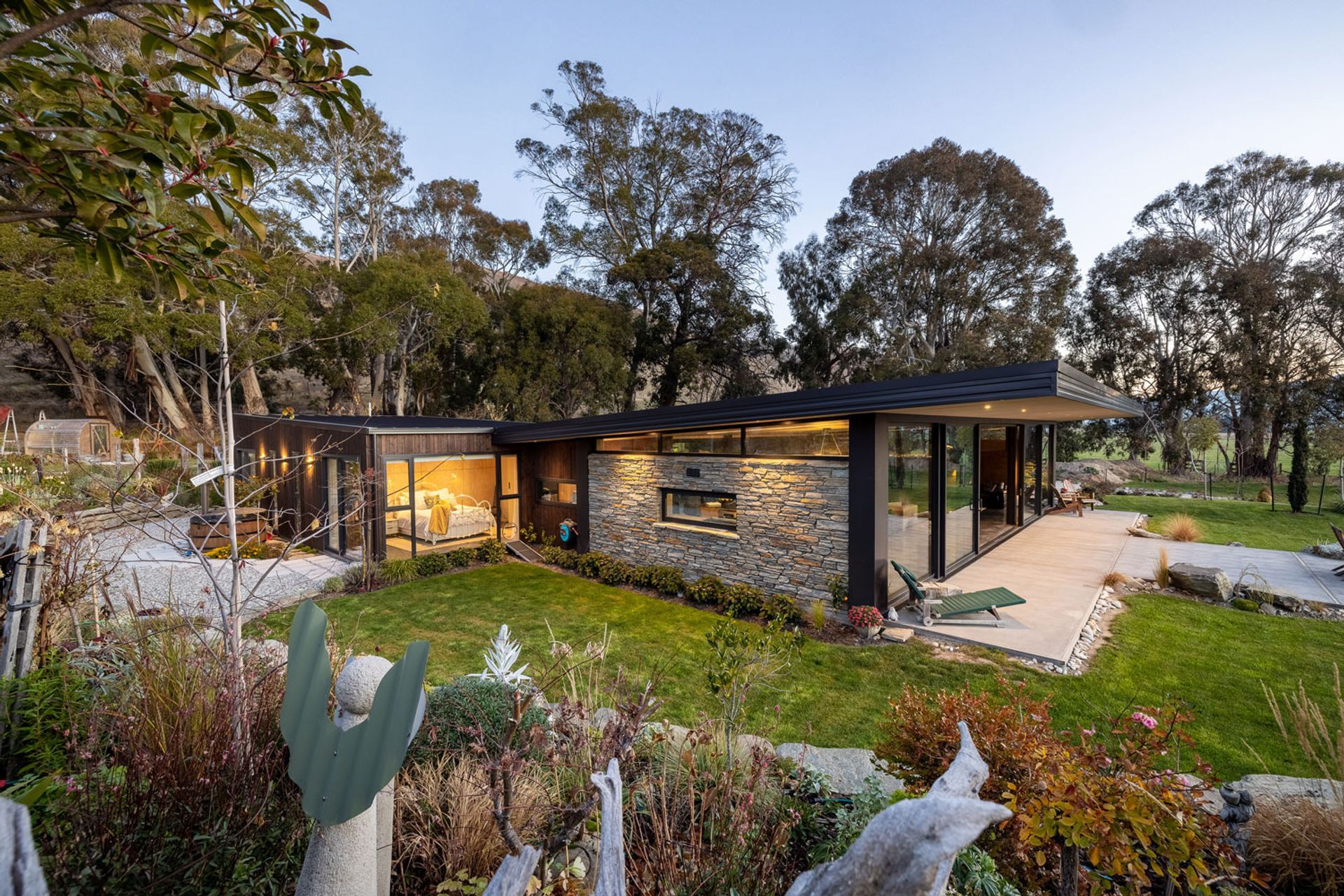 The house that Gary Todd of Gary Todd Architecture designed for friends often catches the eye of the public, he says. “It's a unique property that people notice. The owners say admirers even come up the driveway to enquire about it.”