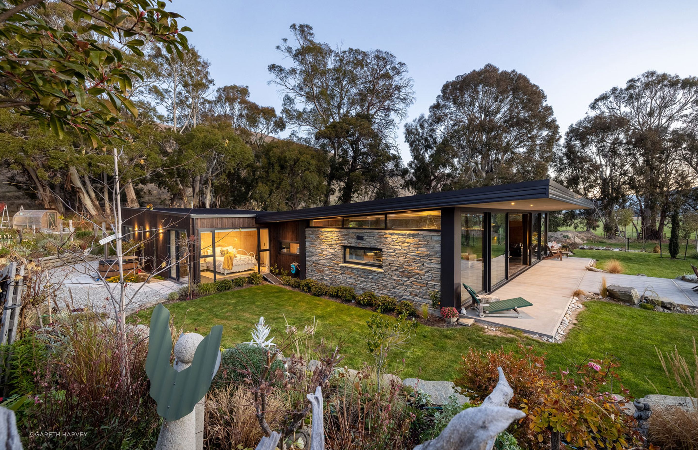 The house that Gary Todd of Gary Todd Architecture designed for friends often catches the eye of the public, he says. “It's a unique property that people notice. The owners say admirers even come up the driveway to enquire about it.”