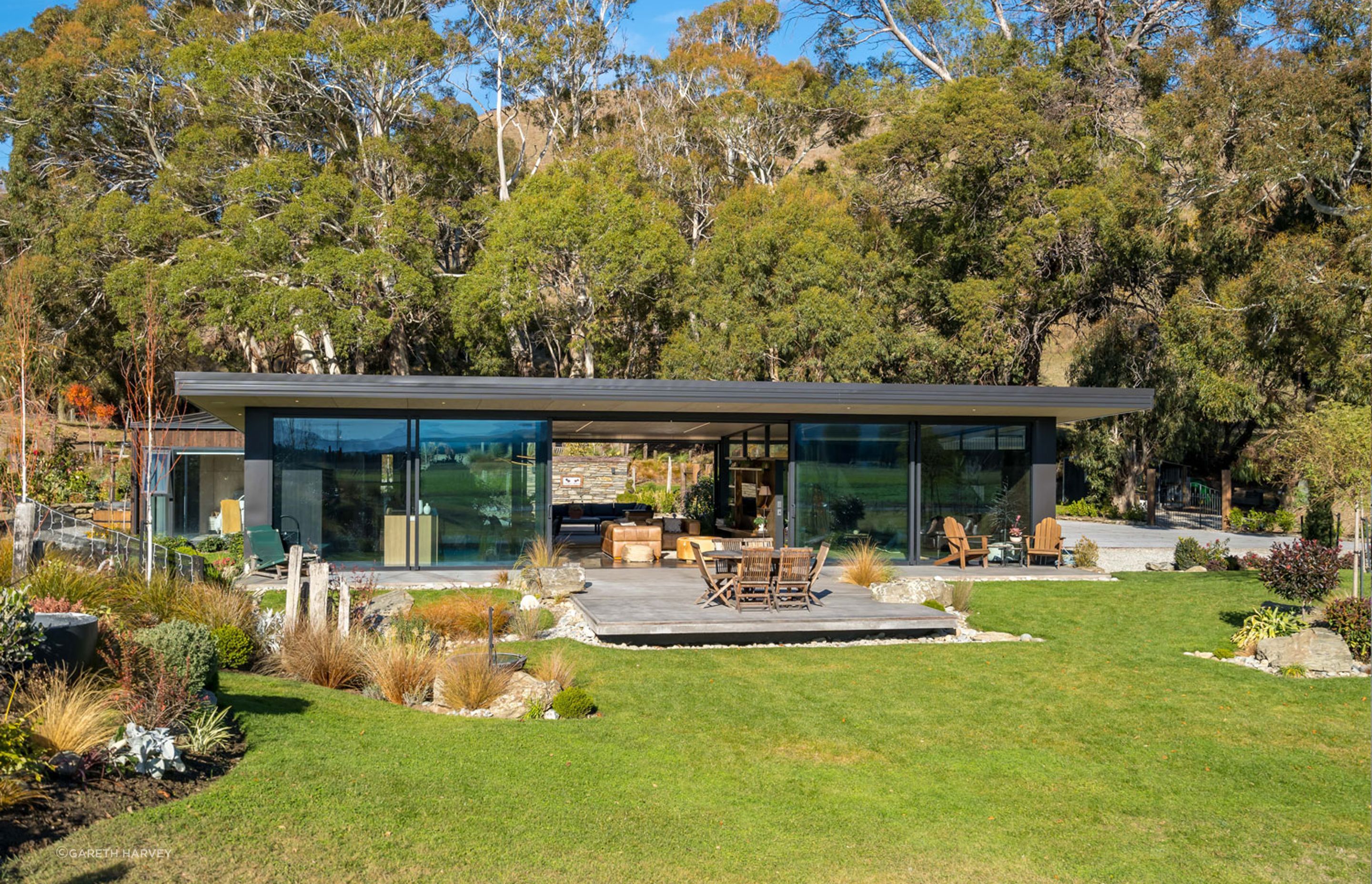 The brief from homeowners Sue and Simon Nyhof was for strong indoor-outdoor flow and lots of glass, and that the home be energy efficient. Gary credits builder Paul Davidson for his part in the collaboration: “Nothing was a problem.”