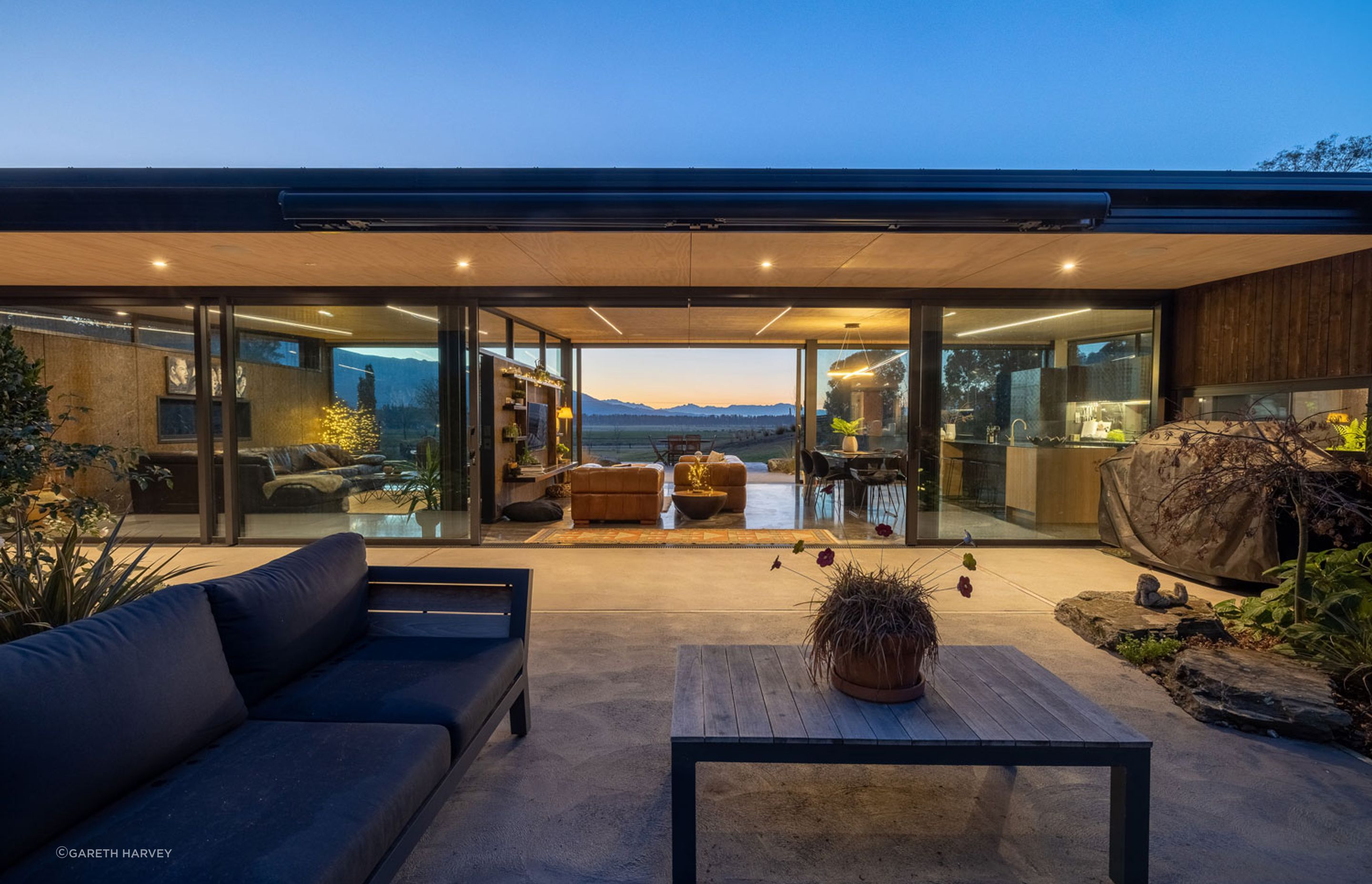 The outdoor living courtyard has a view through the interior living space as a lens to the wider landscape, says Gary. With all the glass, the main feature is the roof floating above the landscape. “It’s not just your ordinary home.”