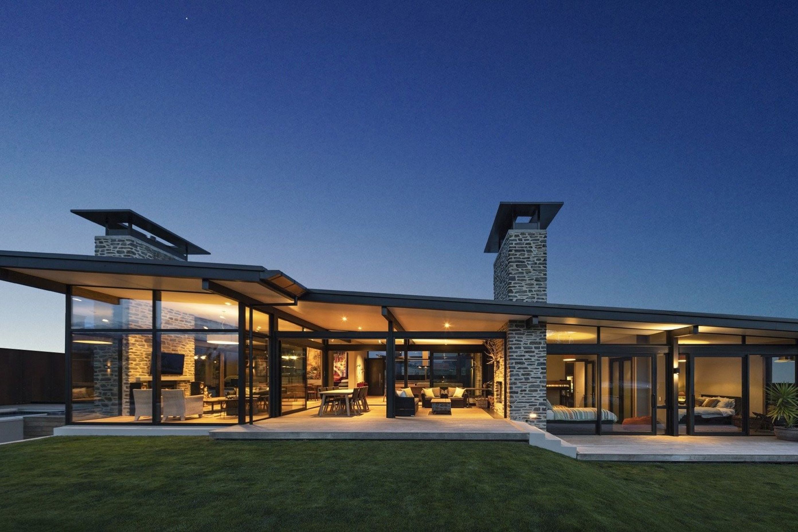 The inclusion of triple-glazed, thermally broken aluminium joinery—with exceptionally high insulation values—has made possible the creation of a house that appears fully open to the environment and is, at the same time, a warm and comfortable home.
