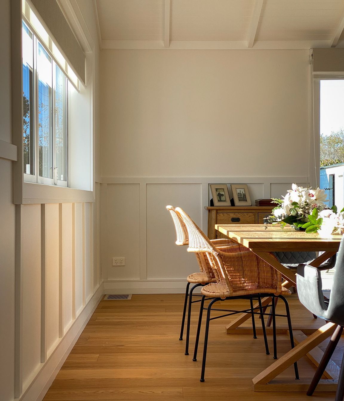 Wood paneling detail throughout the living area and hallway is a further nod to country tradition along with a calming neutral colour palette;