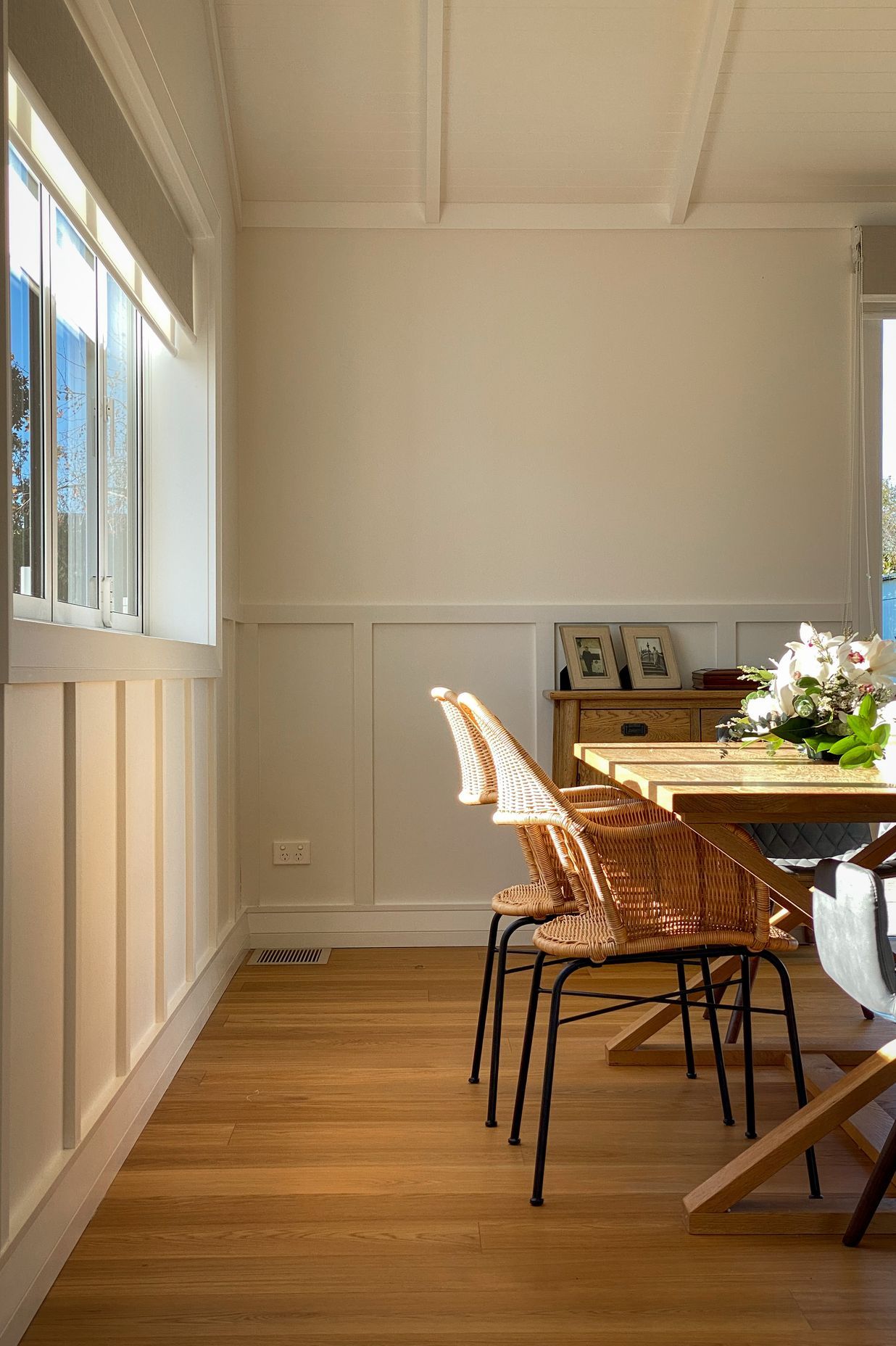 Wood paneling detail throughout the living area and hallway is a further nod to country tradition along with a calming neutral colour palette;