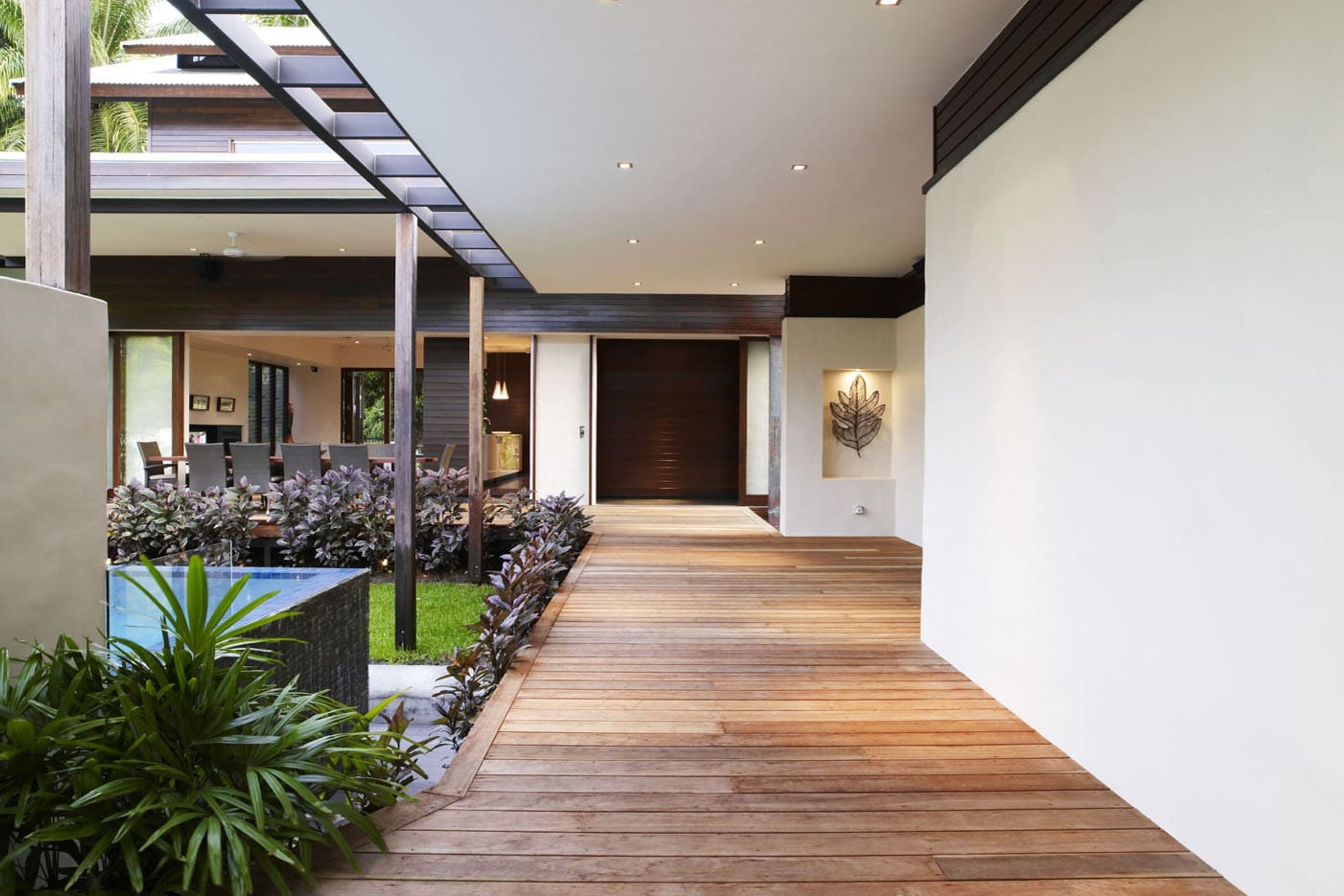 Six, Port Douglas