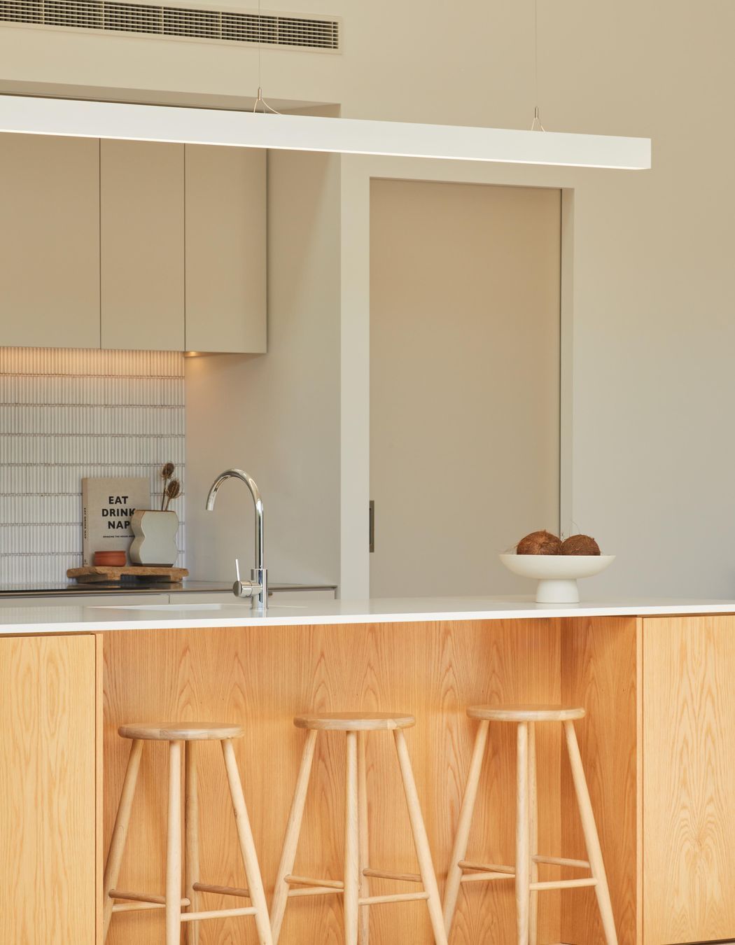 Split-HipMateriality-in-the-kitchen-providing-warmthSarah-Rowlands-Photographer3.jpg