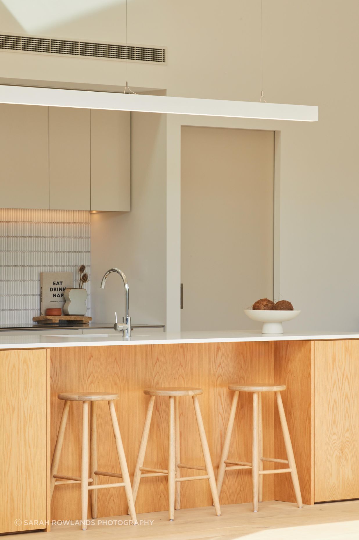 Split-HipMateriality-in-the-kitchen-providing-warmthSarah-Rowlands-Photographer3.jpg
