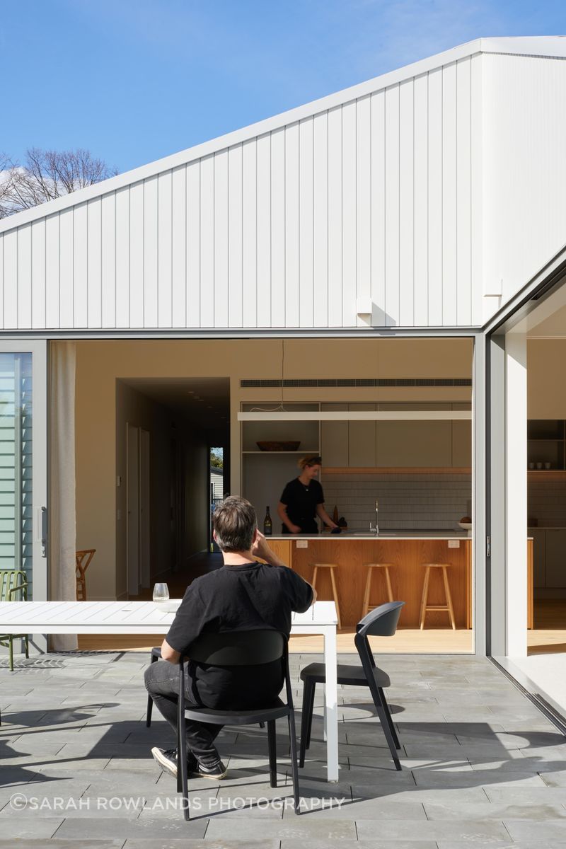Split-HipView-from-deck-to-living-and-kitchenSarah-Rowlands-Photographer6.jpg