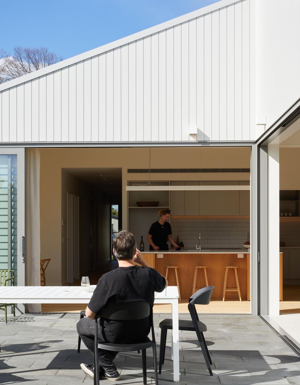Split-HipView-from-deck-to-living-and-kitchenSarah-Rowlands-Photographer6.jpg