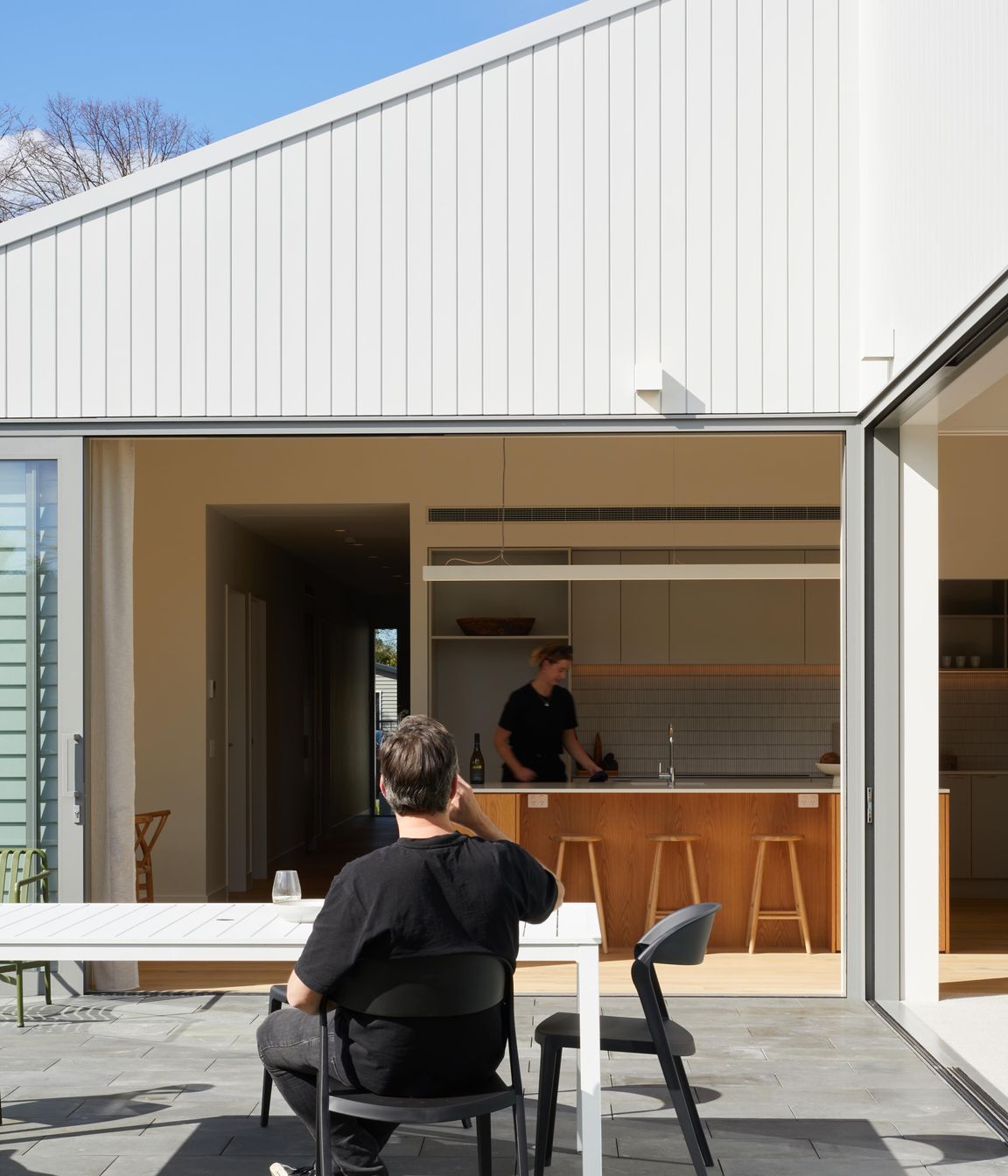 Split-HipView-from-deck-to-living-and-kitchenSarah-Rowlands-Photographer6.jpg