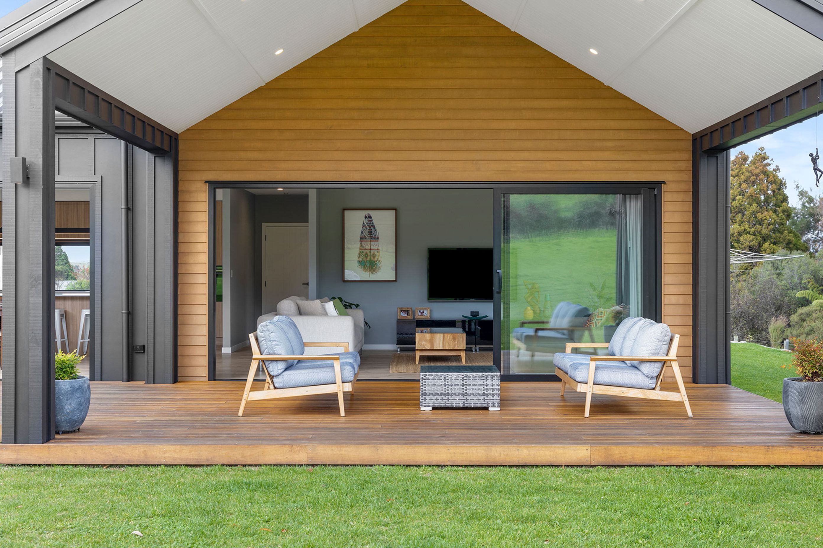 appeal-aplenty-deck-entertaining-area.jpeg