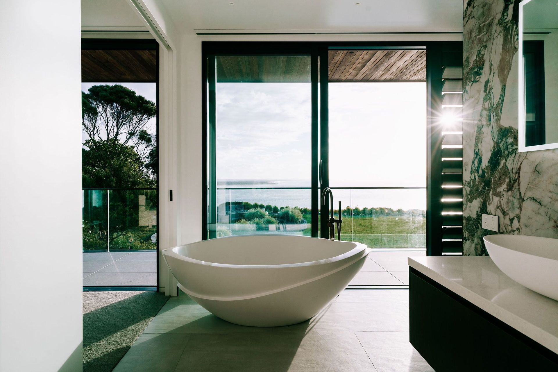floating-bath-tub-vanity-sea-views-karikari-peninsula-arcline.jpg