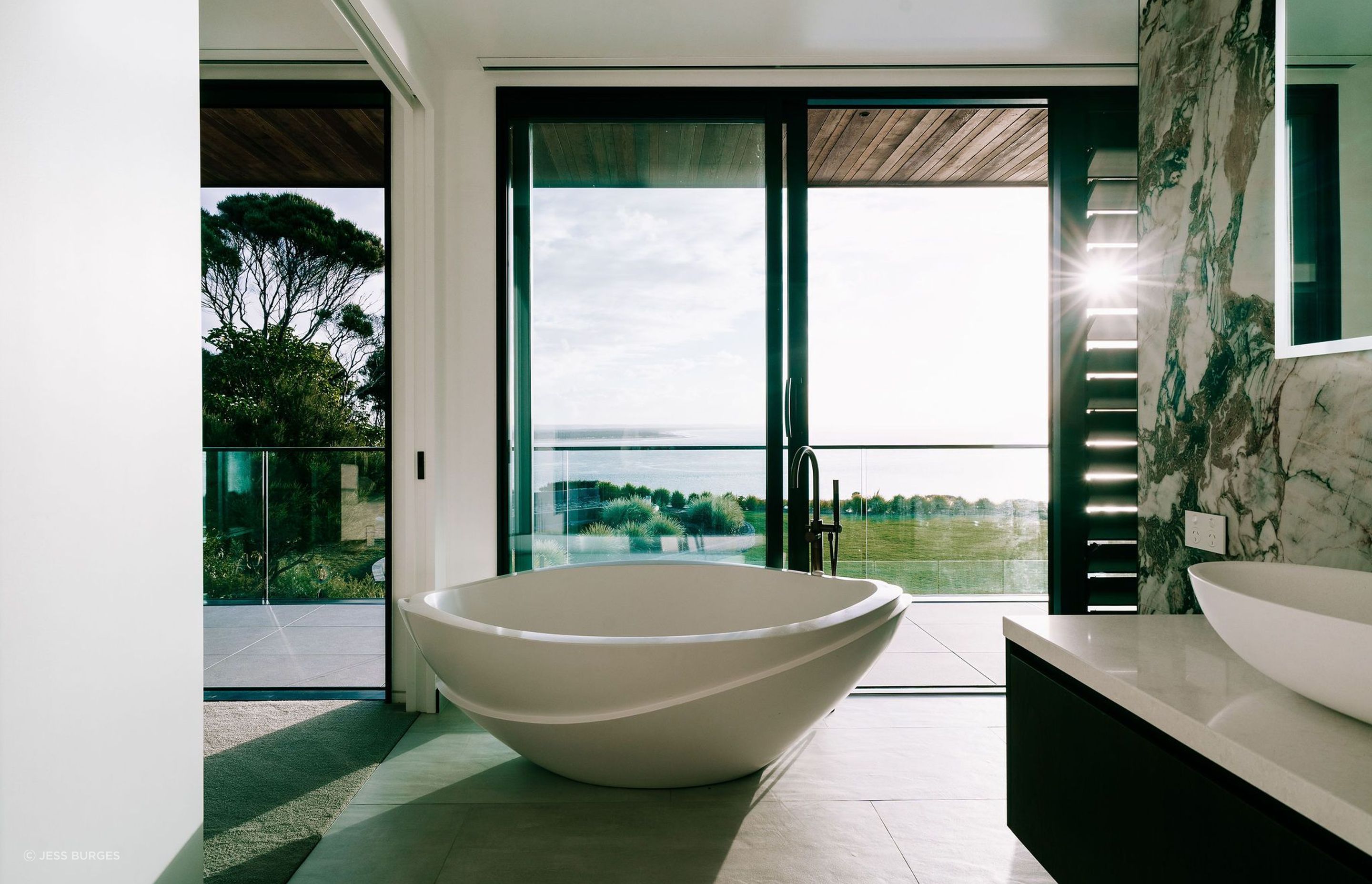 floating-bath-tub-vanity-sea-views-karikari-peninsula-arcline.jpg