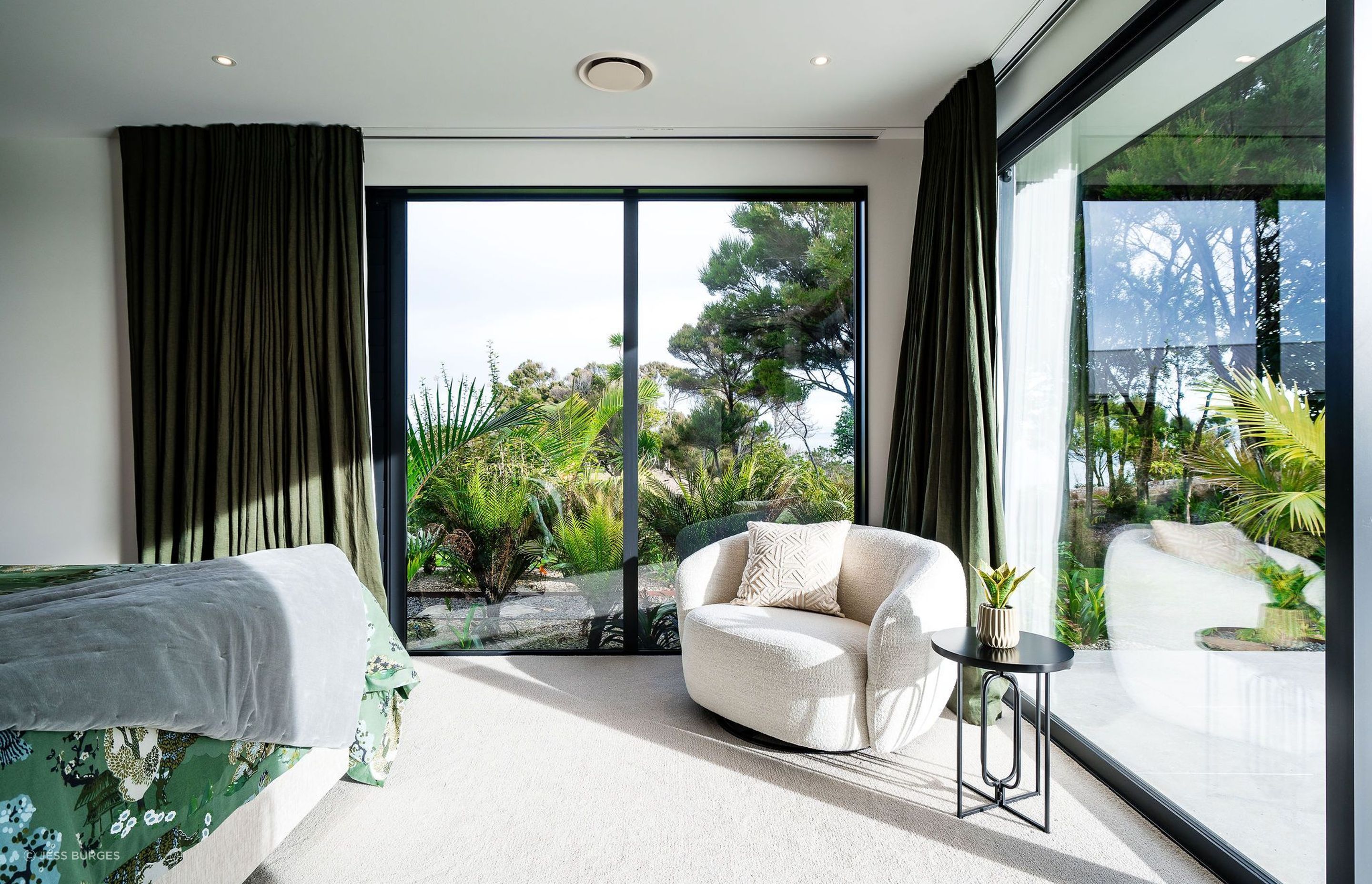 green-outdoor-living-bedroom-seating-glass-arcline-architecture.jpg
