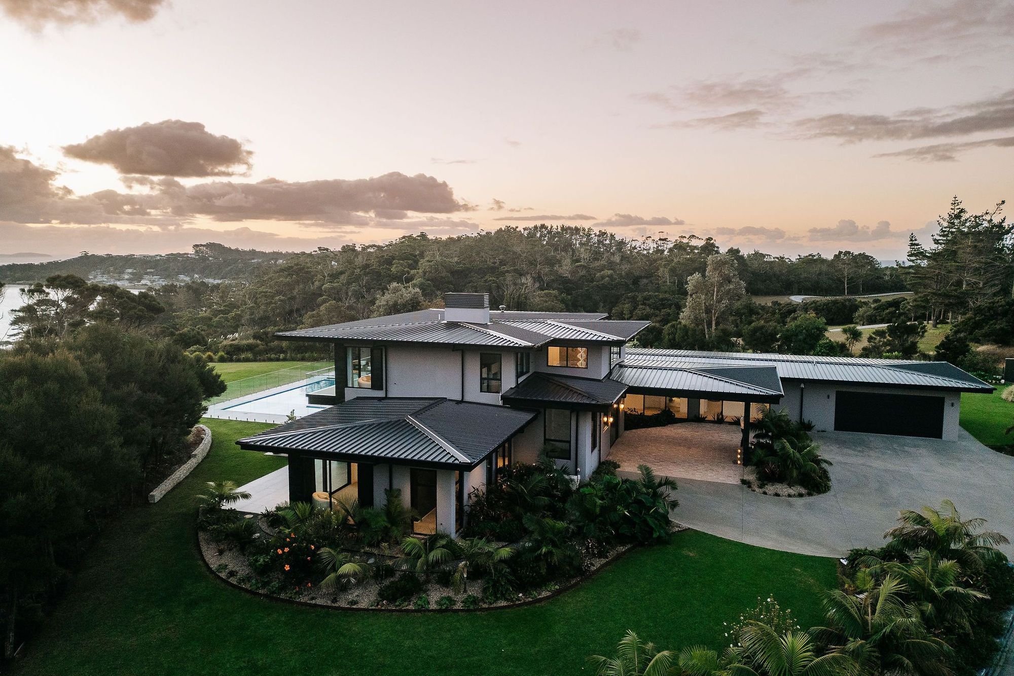 karikari-peninsula-residence-arcline-architecture-layered-roofs.jpg