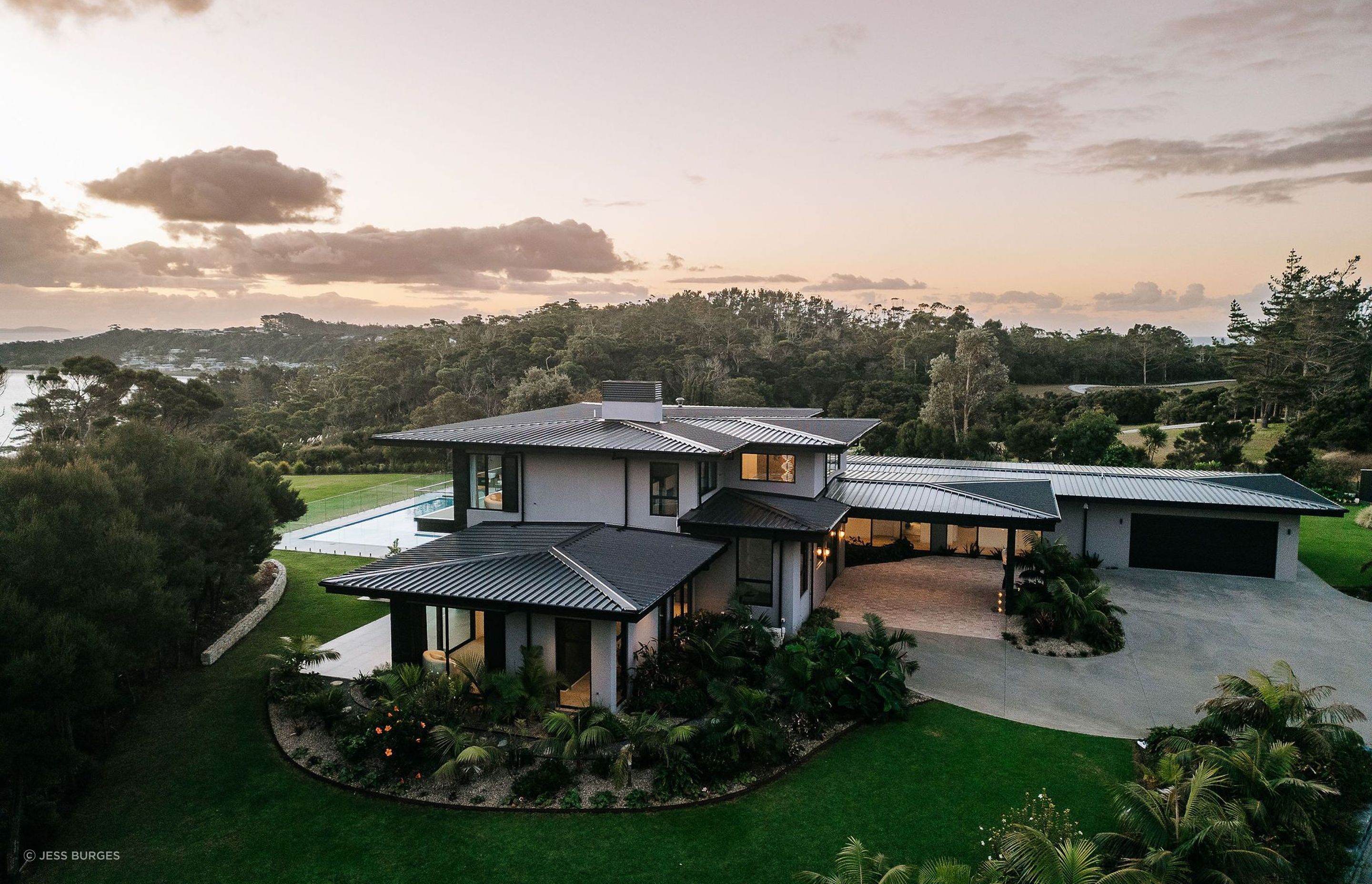 karikari-peninsula-residence-arcline-architecture-layered-roofs.jpg