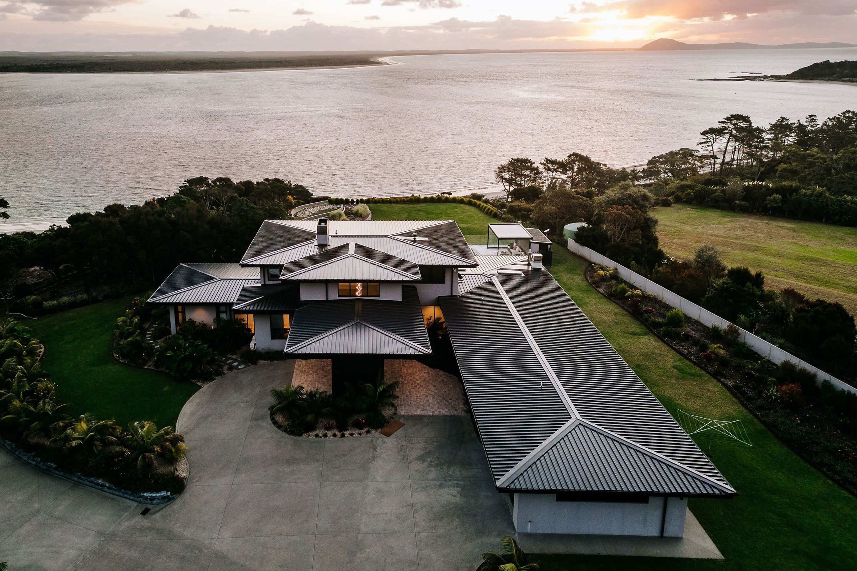 large-seaside-coastal-architecture-new-zealand-arcline-design-2.jpg