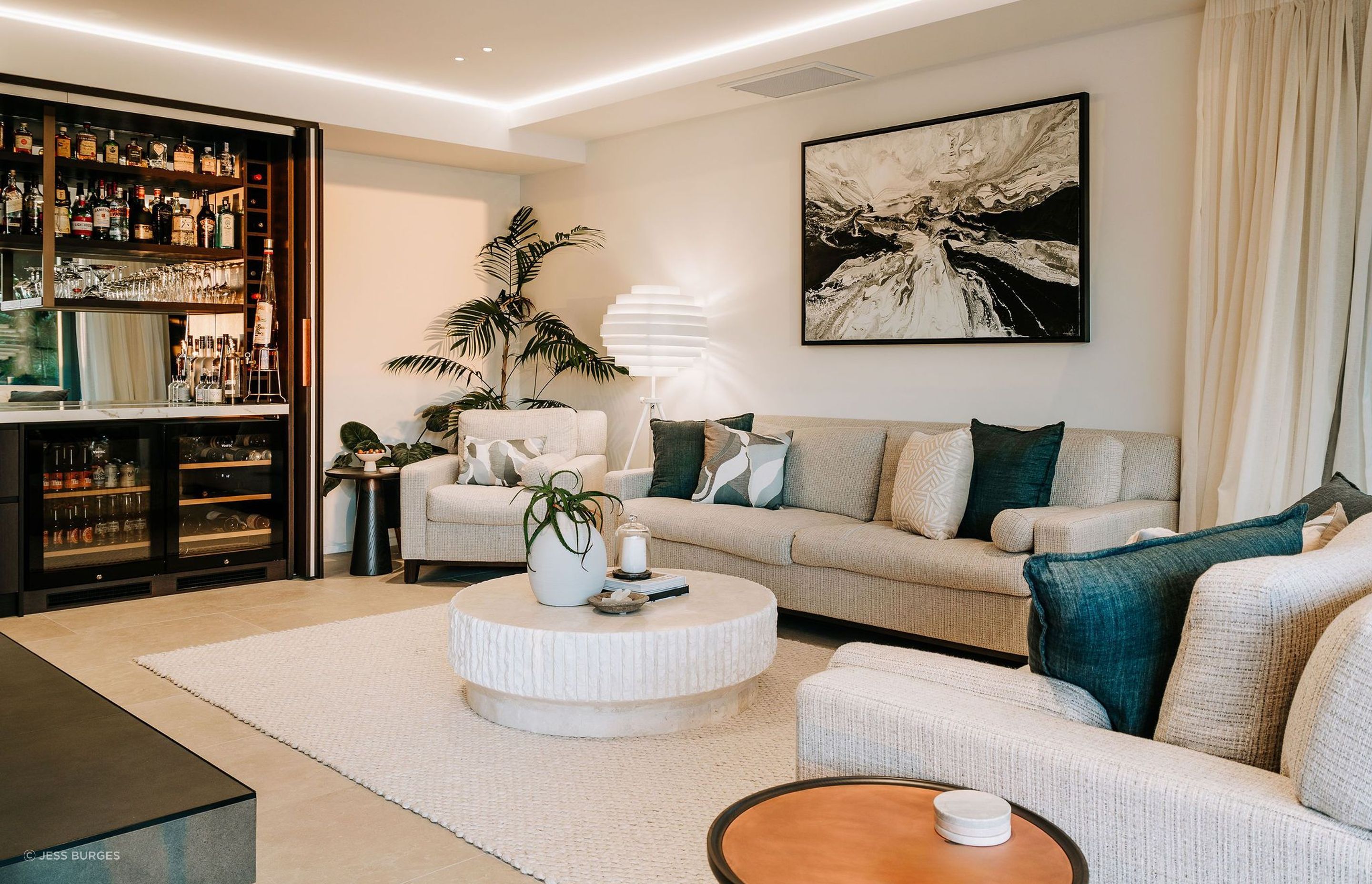 lounge-bar-family-area-cofee-table-cosy-arcline-architecture.jpg
