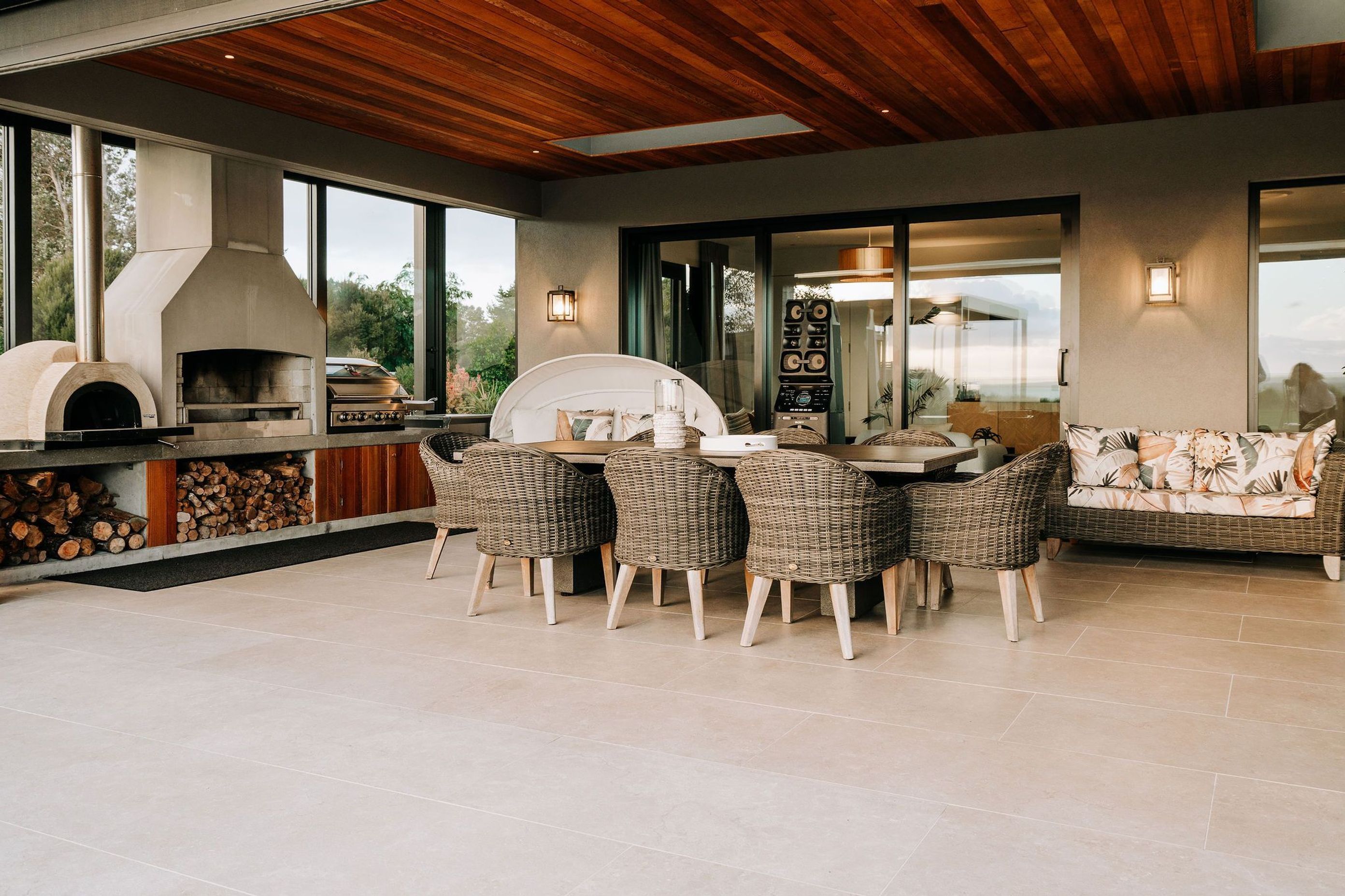 outdoor-eating-area-fire-pizza-oven-stone-cedar-arcline-2.jpg