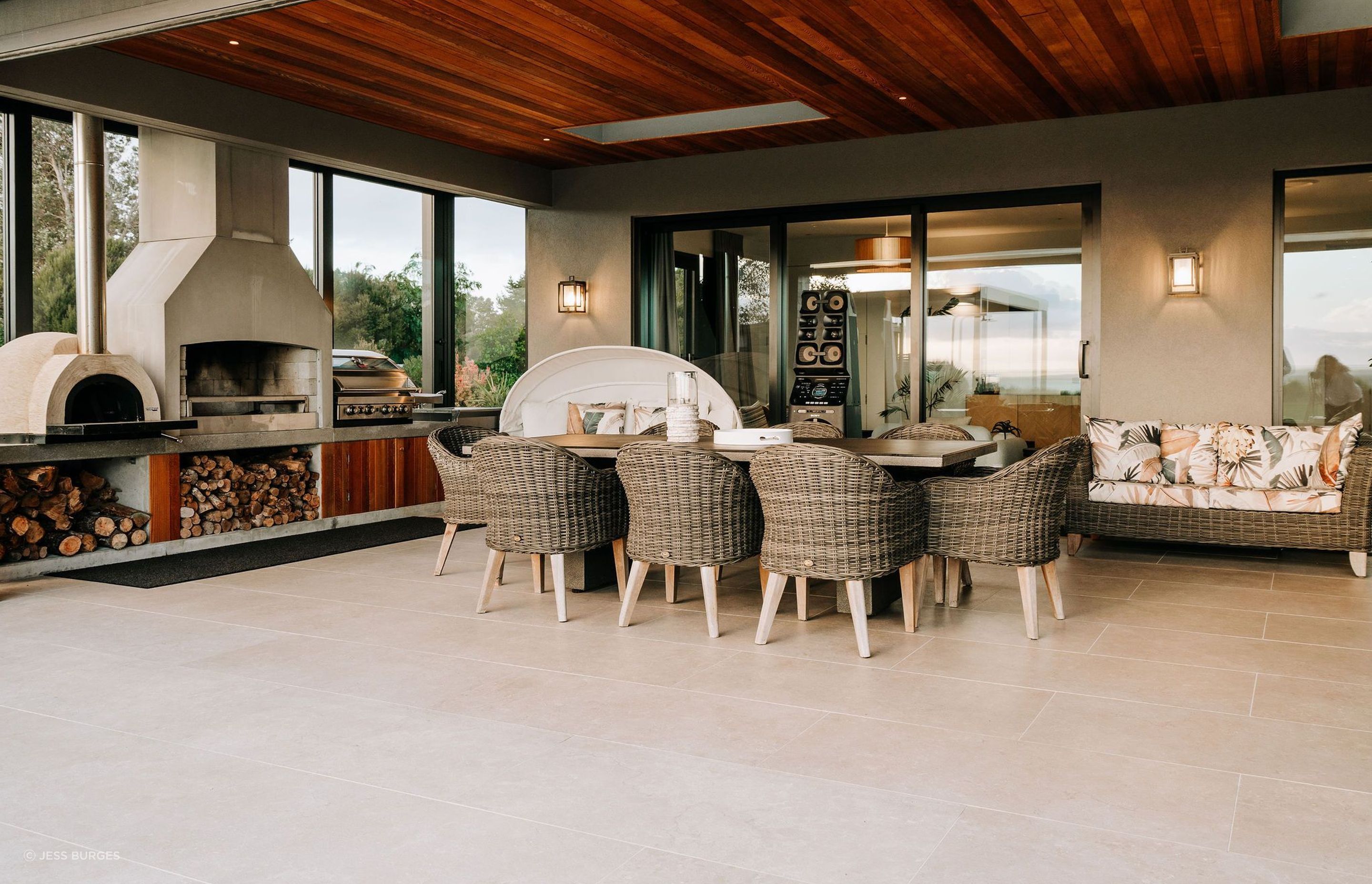 outdoor-eating-area-fire-pizza-oven-stone-cedar-arcline-2.jpg