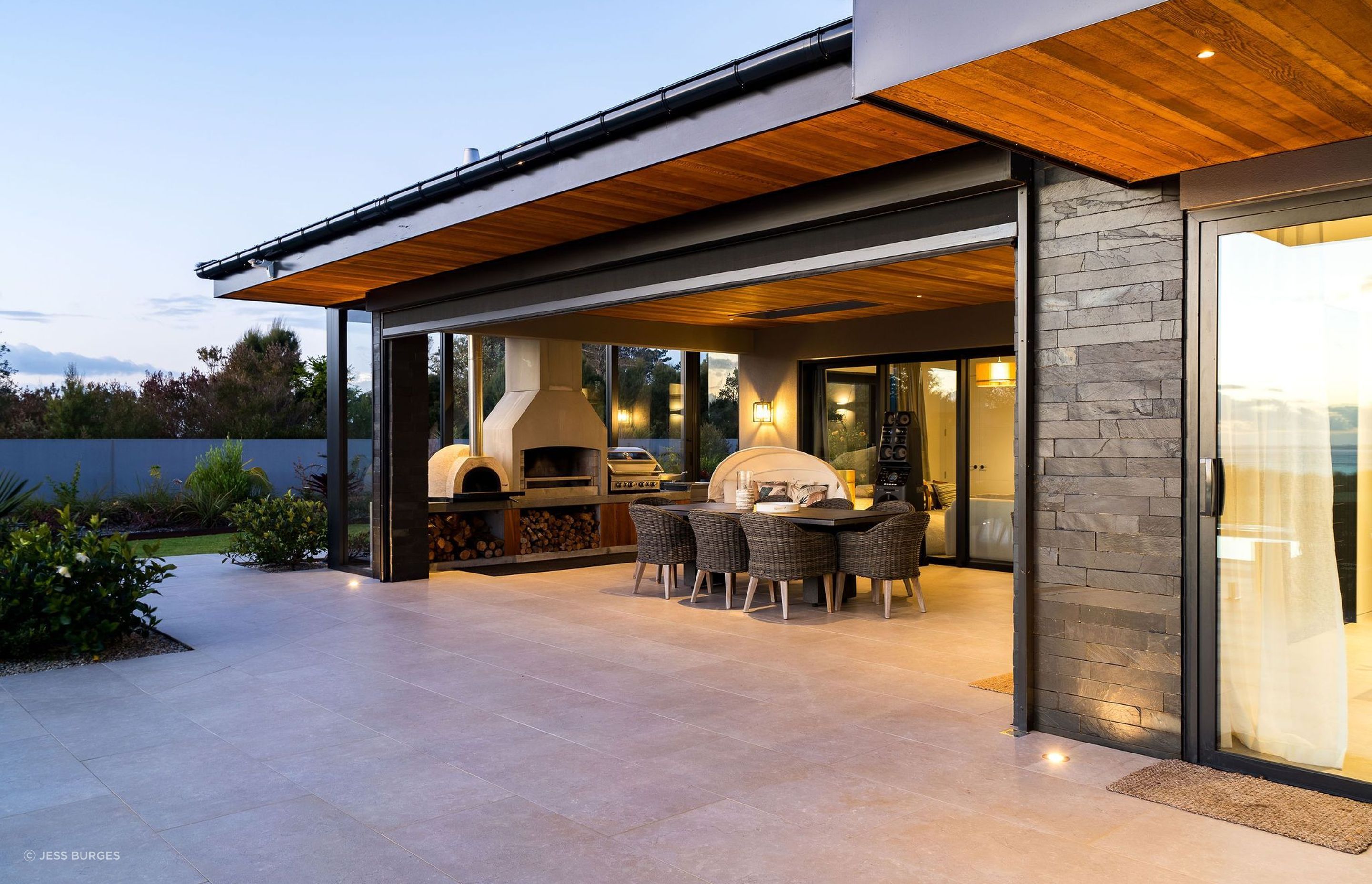 outdoor-eating-area-fire-pizza-oven-stone-cedar-arcline.jpg