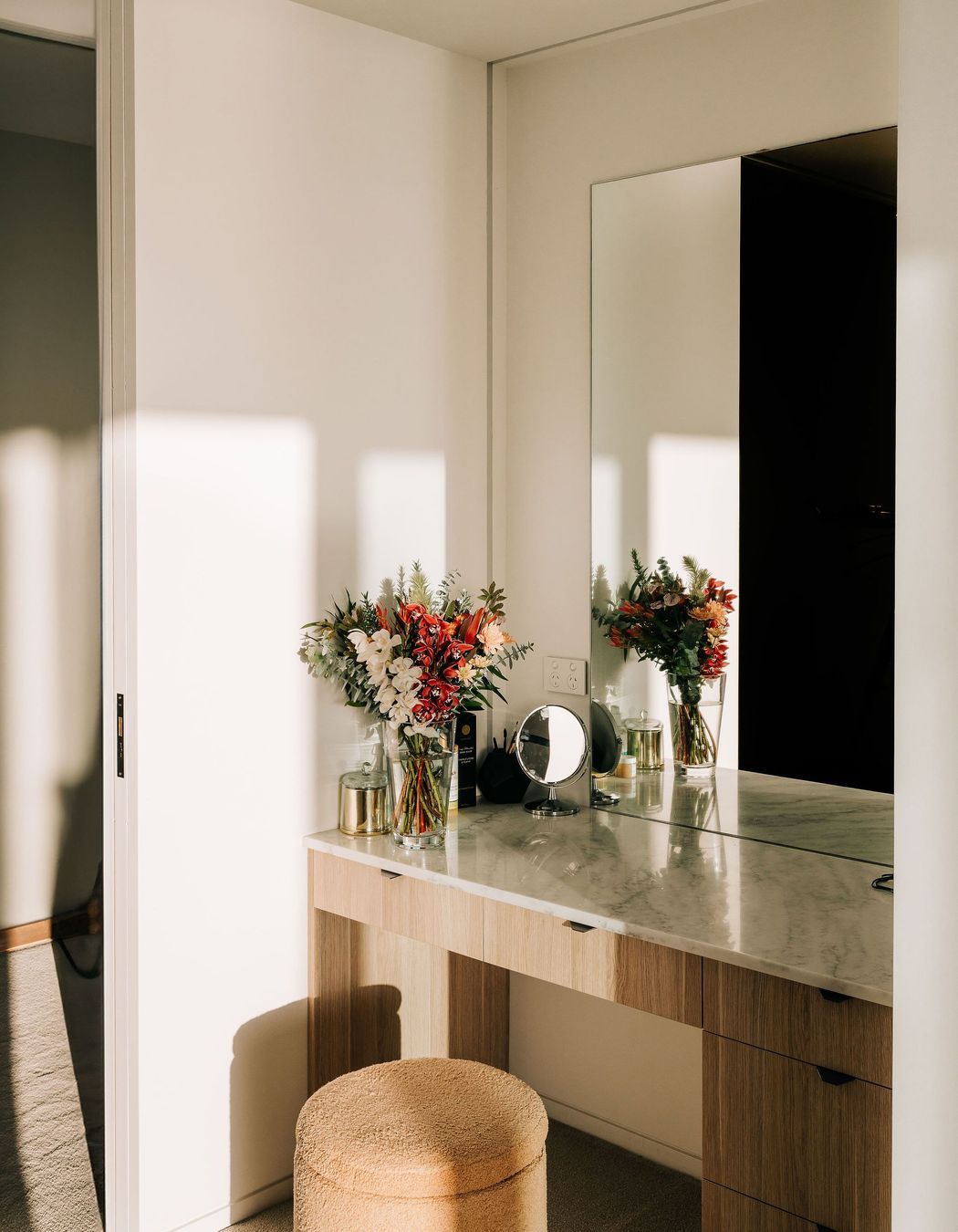 power-room-makeup-station-bench-mirror-arcline-architecture.jpg